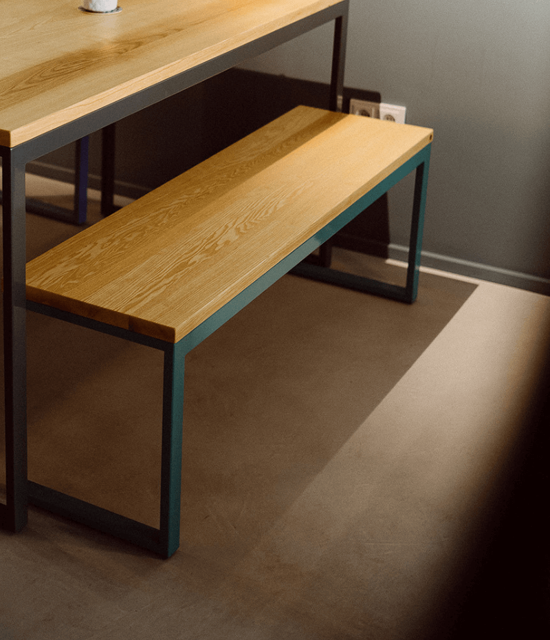 Sitzbank aus Holz mit Stahlgestell ohne Mittelstrebe von Kawentsmann