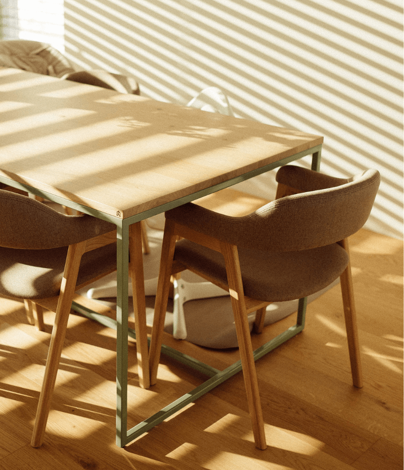 Tisch aus Massivholz & Stahlgestell mit Mittelstrebe Talon von Kawentsmann