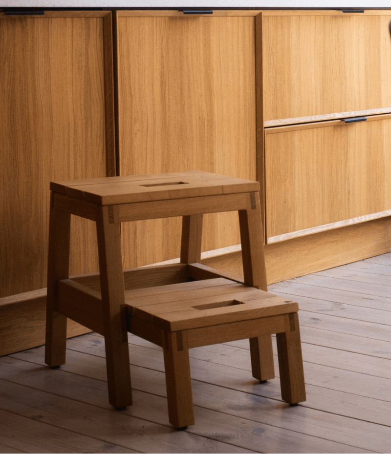 Tritthocker aus hochwertigem Holz (Eiche) mit ausziehbarem Tritt von Kawentsmann