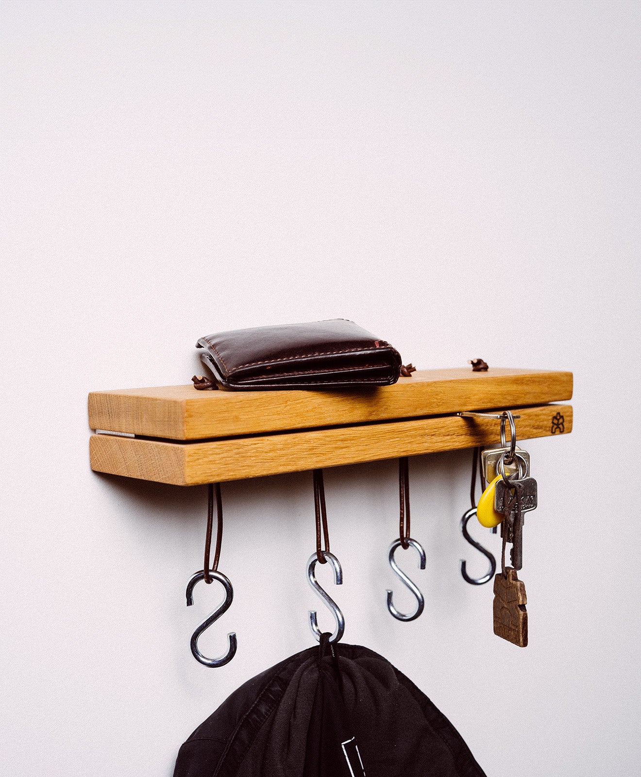 Wandregal aus Holz von Kawentsmann