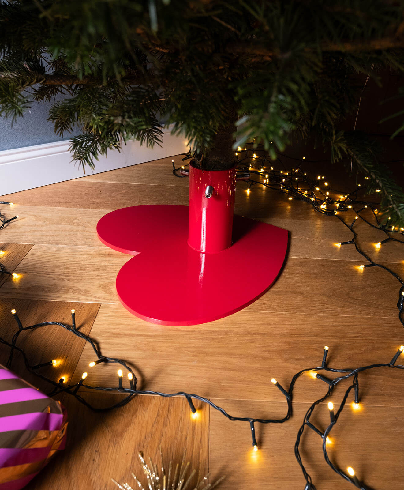 Weihnachtsbaumständer aus pulverbeschichtetem Stahl in Herz-Form in Aktion Detail