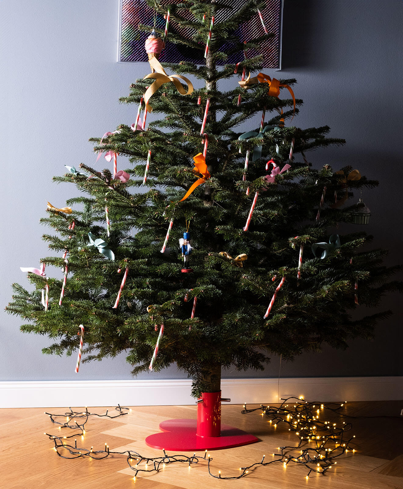 Weihnachtsbaumständer aus pulverbeschichtetem Stahl in Herz-Form in Aktion