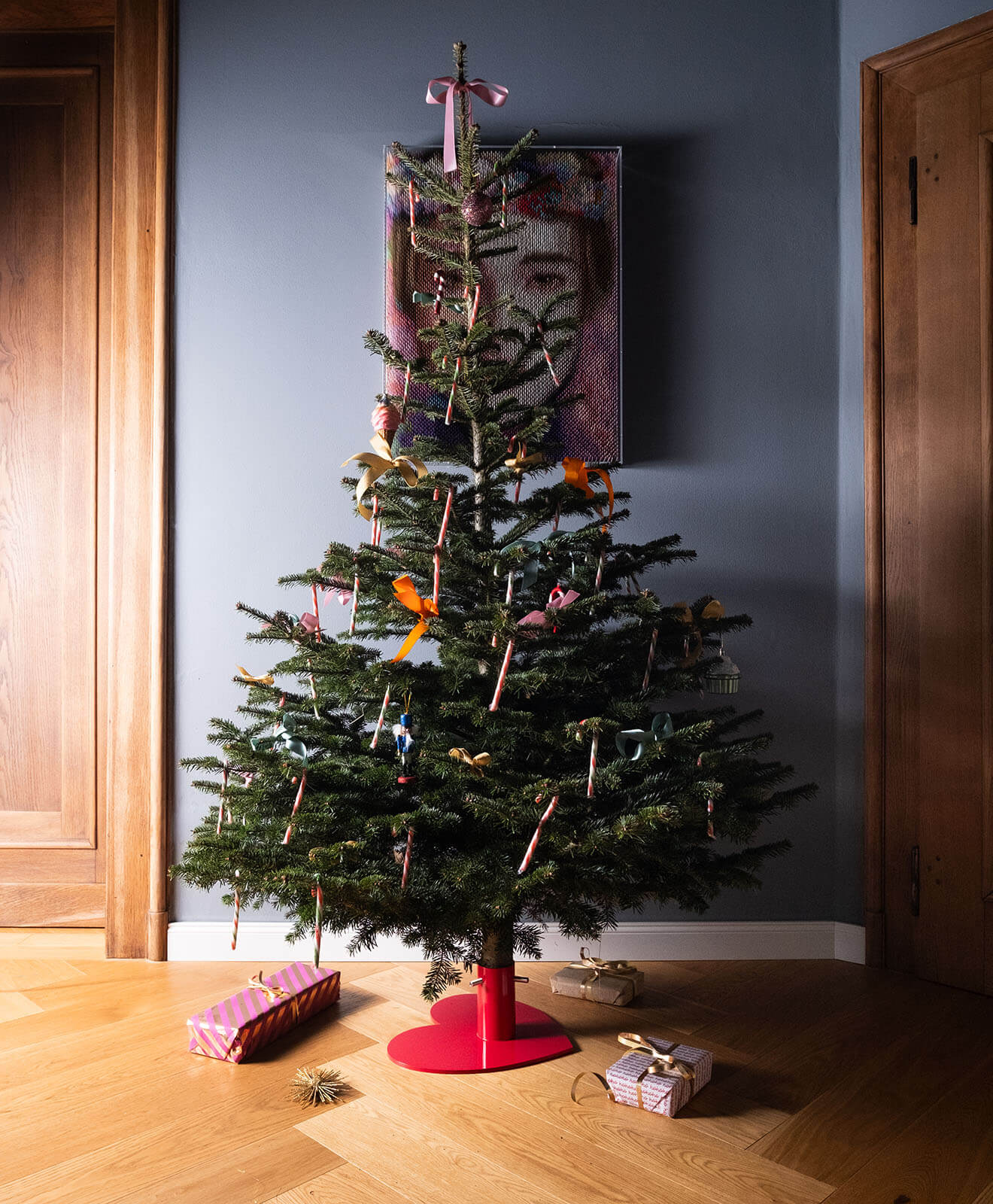 Weihnachtsbaumständer aus pulverbeschichtetem Stahl in Herz-Form in Aktion