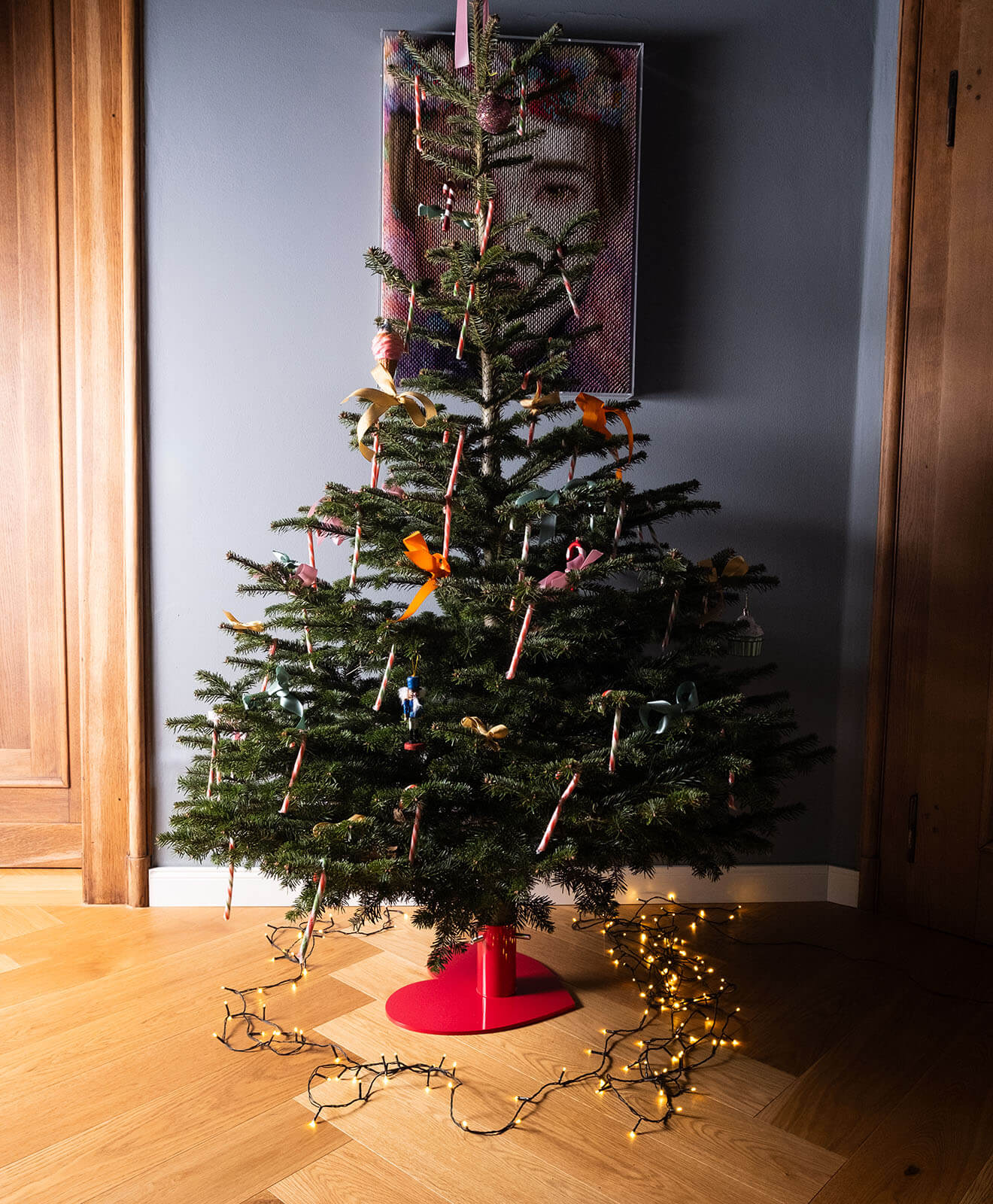 Weihnachtsbaumständer aus pulverbeschichtetem Stahl in Herz-Form in Aktion