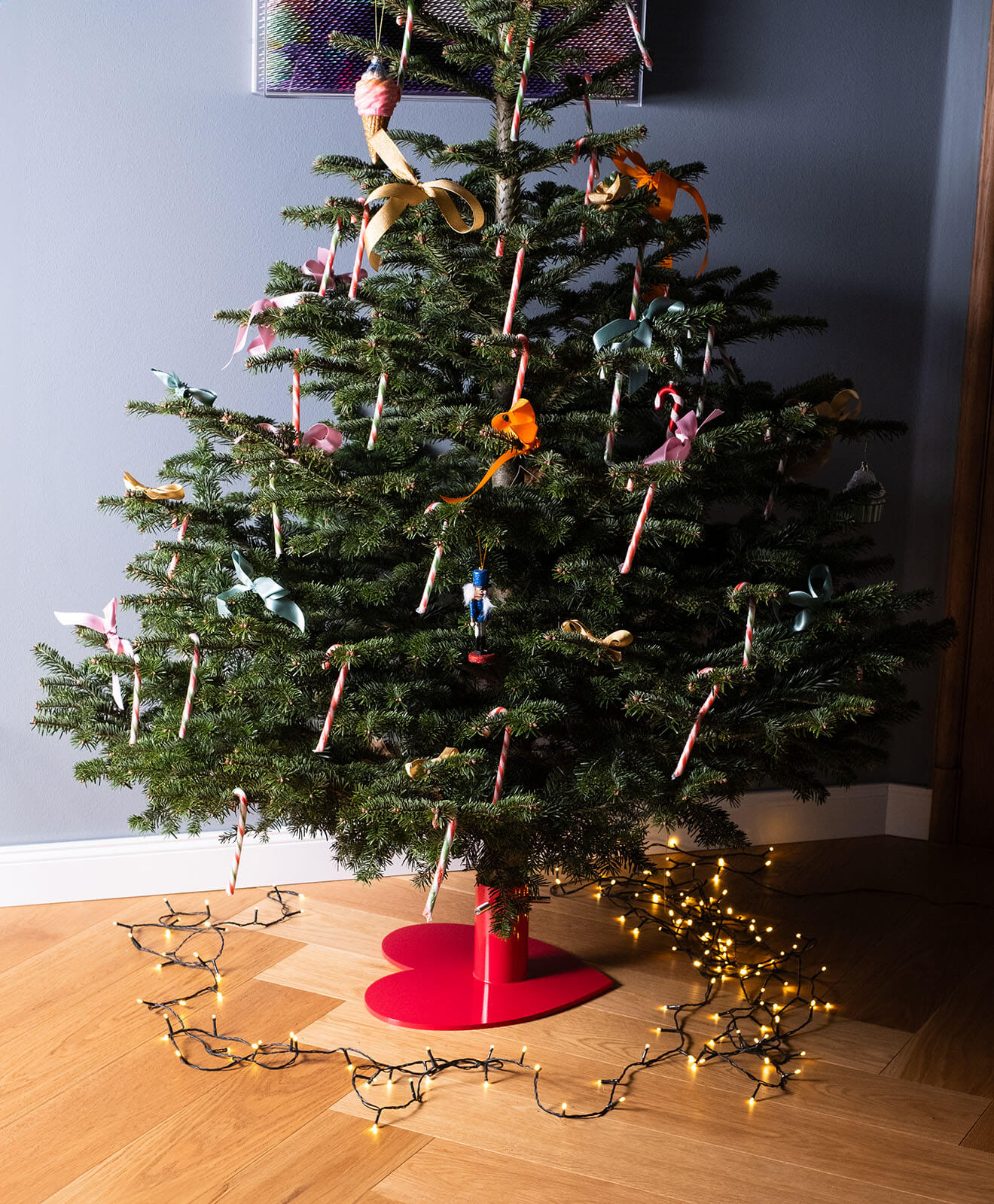 Weihnachtsbaumständer aus pulverbeschichtetem Stahl in Herz-Form in Aktion