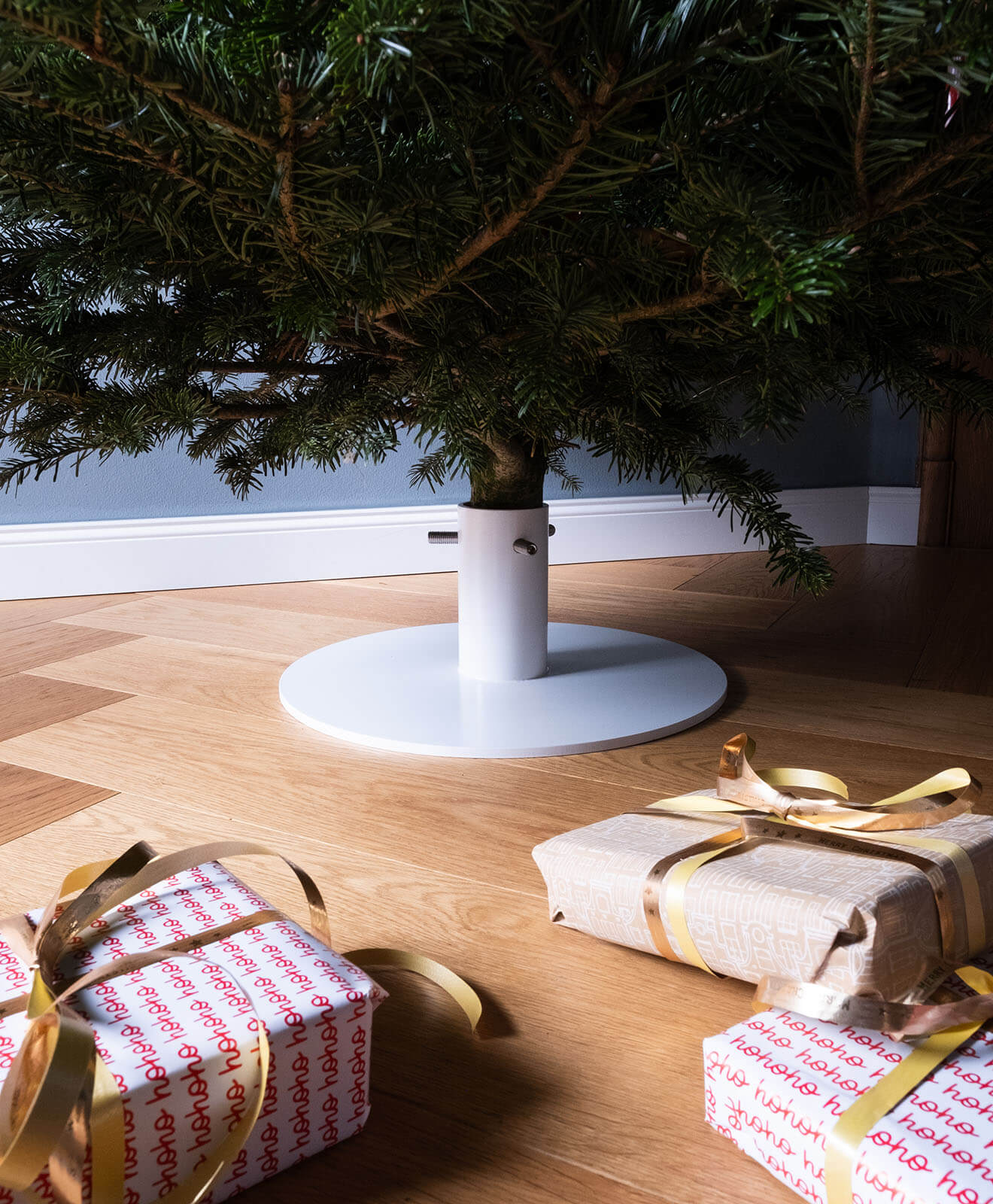 Weihnachtsbaumständer aus pulverbeschichtetem Stahl in runder Form in Aktion Detail