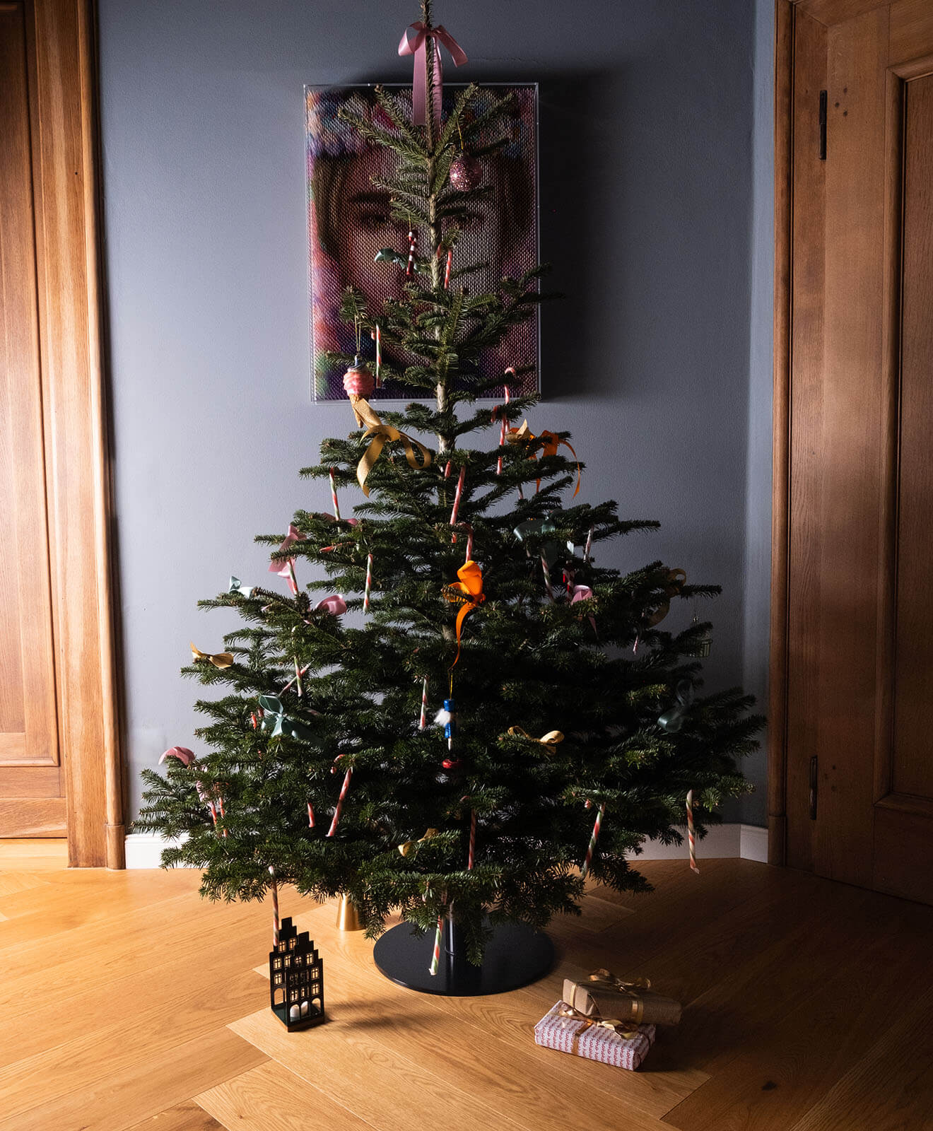 Weihnachtsbaumständer aus pulverbeschichtetem Stahl in runder Form in Aktion