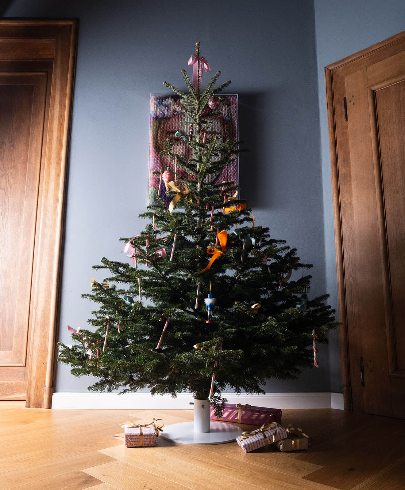 Weihnachtsbaumständer aus pulverbeschichtetem Stahl in runder Form in Aktion