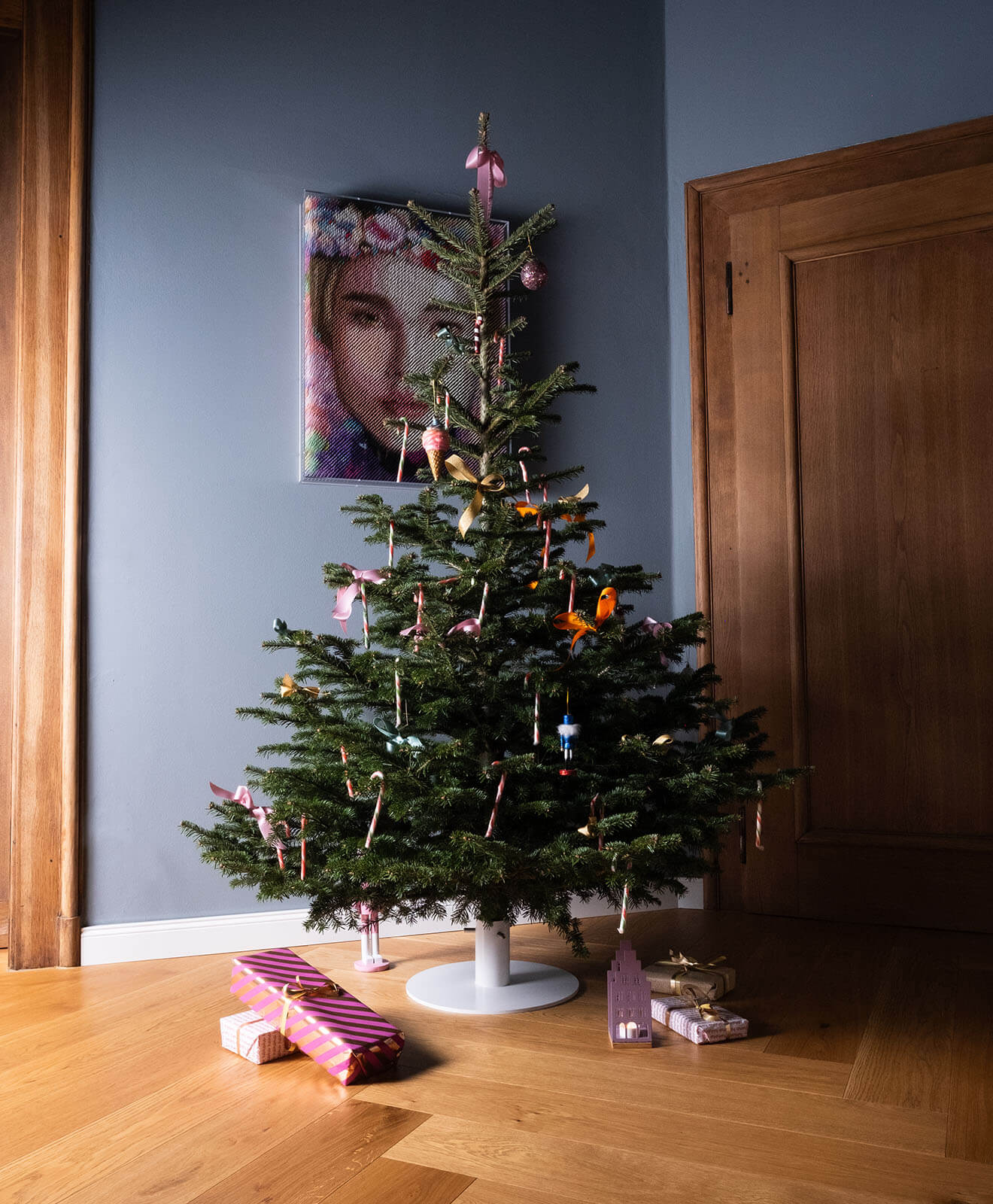 Weihnachtsbaumständer aus pulverbeschichtetem Stahl in runder Form in Aktion