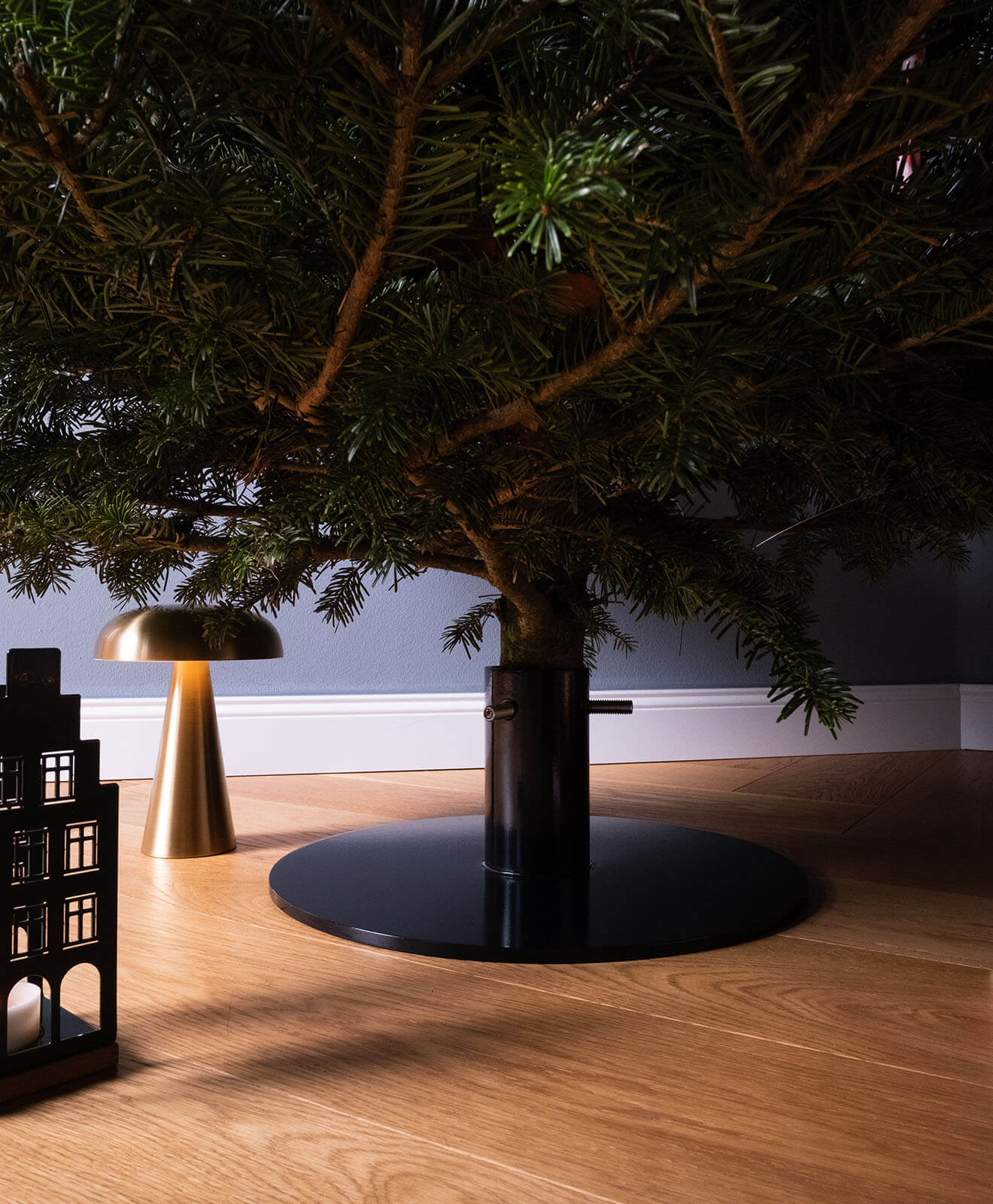 Weihnachtsbaumständer aus pulverbeschichtetem Stahl in runder Form in Aktion Detail in schwarz