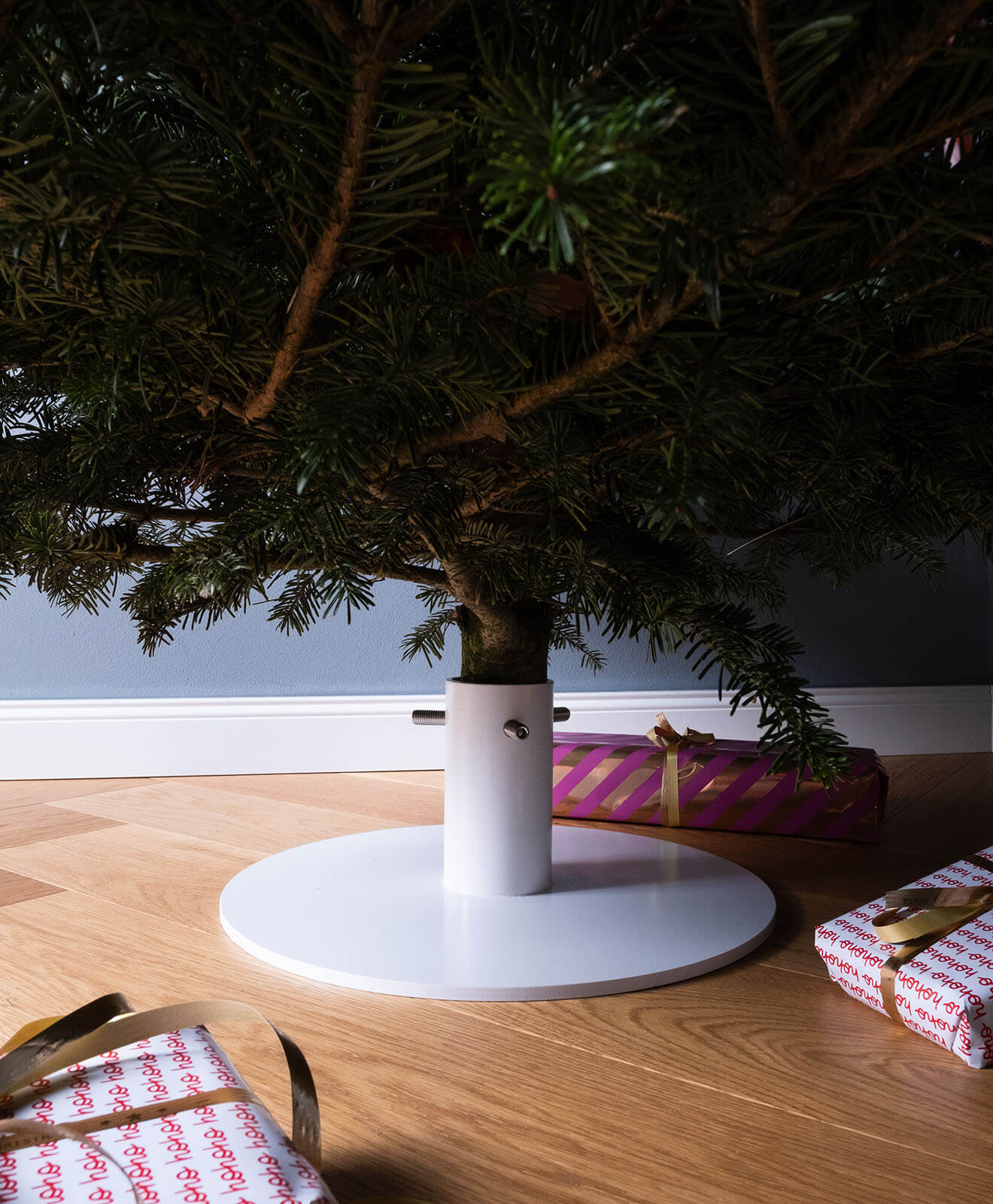 Weihnachtsbaumständer aus pulverbeschichtetem Stahl in runder Form in Aktion Detail