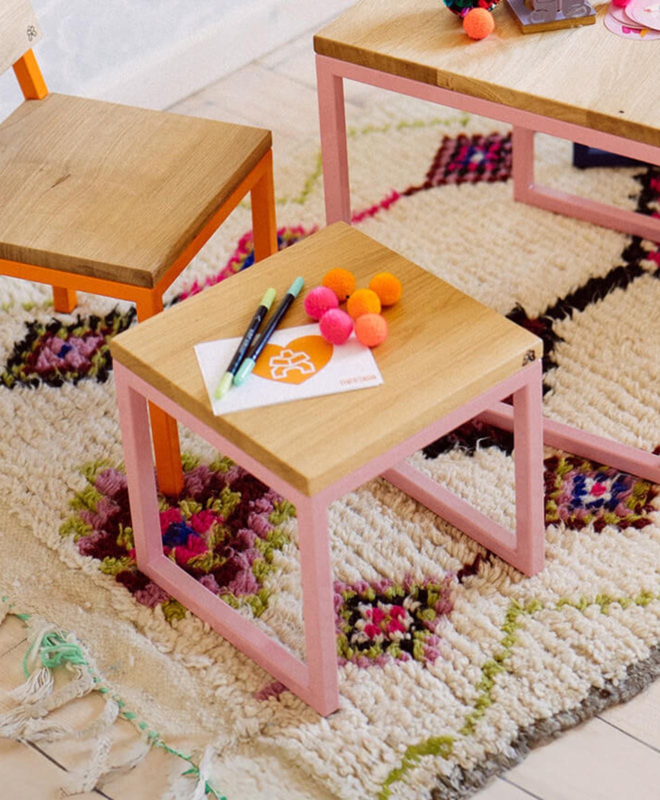 Kindermöbel Gruppe aus Kindertisch, Kinderhocker und Kinderstuhl zur Veranschaulichung der Kawentsmann Serie "Trallafitti"