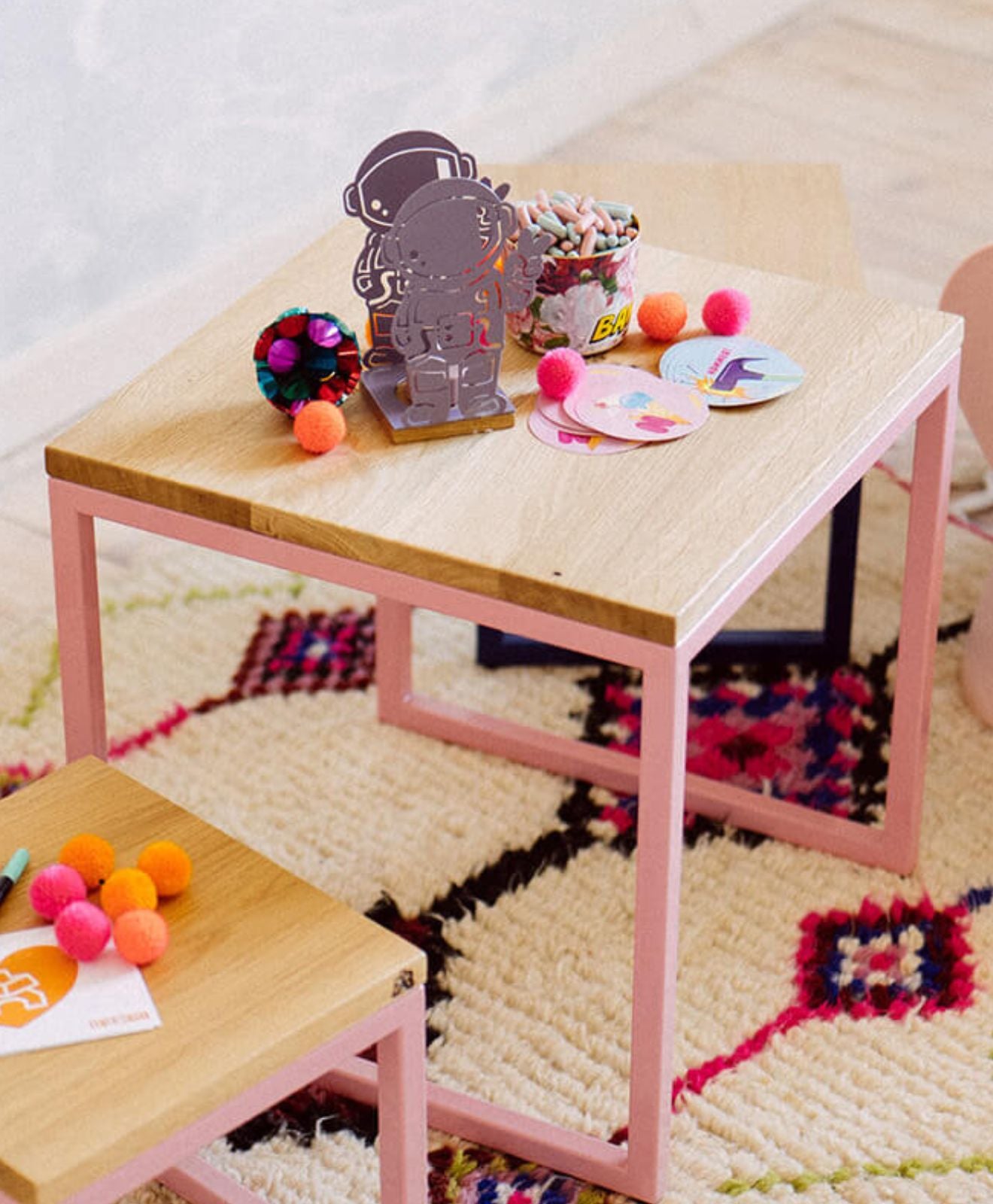 Kindertisch aus Holz (Eiche) mit Stahlgestell in Farbe zur Auswahl im Kinderzimmer