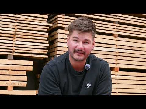 Unser Tischler Bobby präsentiert in diesem Video unsere Sitzbank PATT, für In- und Outdoor geeignet