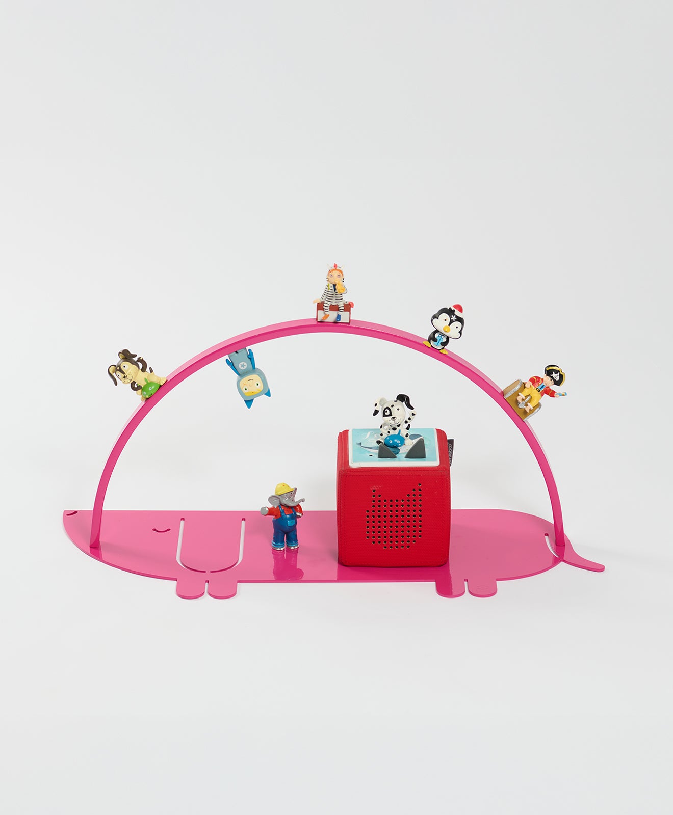 Produktbild vom Regal für die Toniebox und Toniefiguren Dackel in Magenta mit Figuren und Musikbox auf weißem Hintergrund