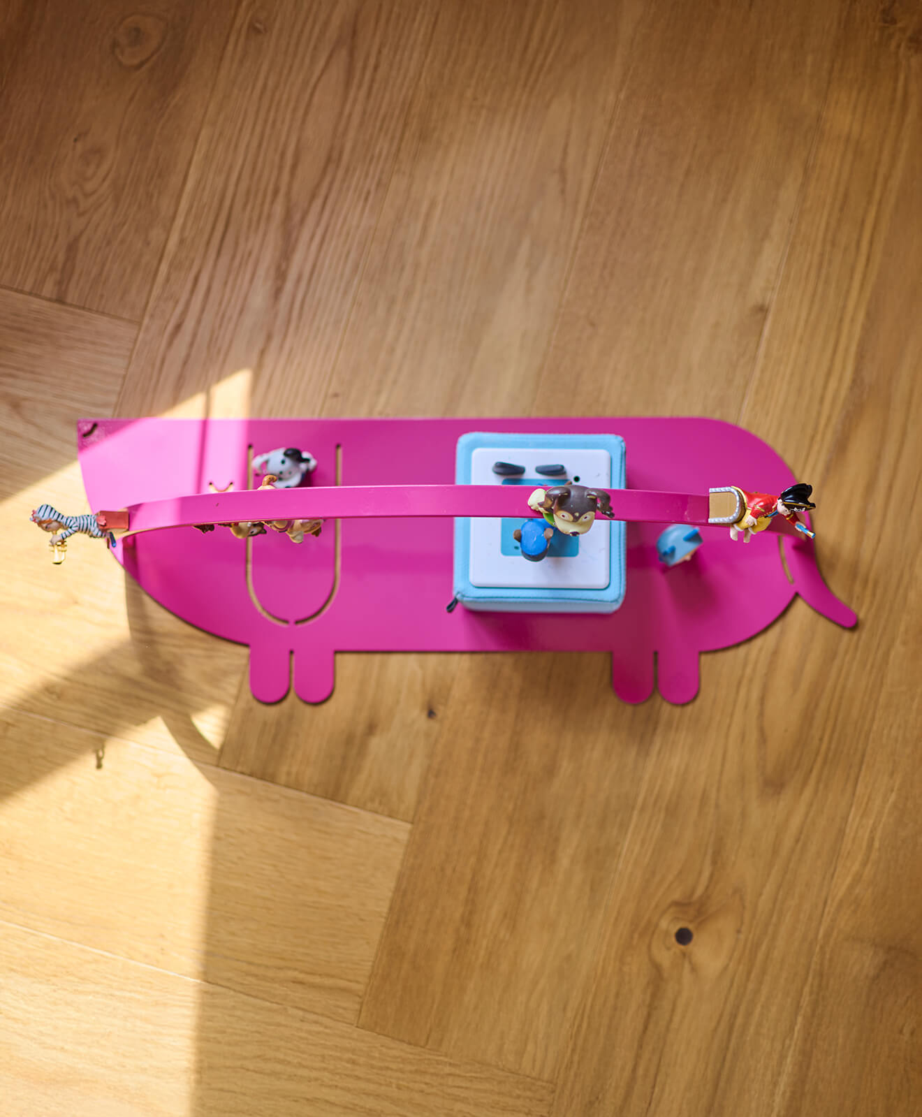 Moodbild vom Regal für die Toniebox und Toniefiguren Dackel in Magenta - aufgestellt auf dem Boden im Kinderzimmer