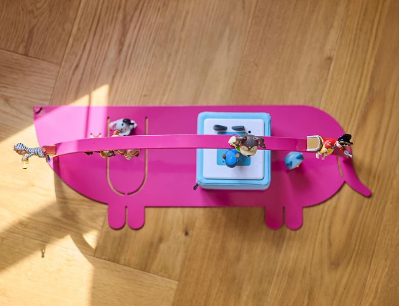 Moodbild vom Regal für die Toniebox und Toniefiguren Dackel in Magenta - aufgestellt auf dem Boden im Kinderzimmer