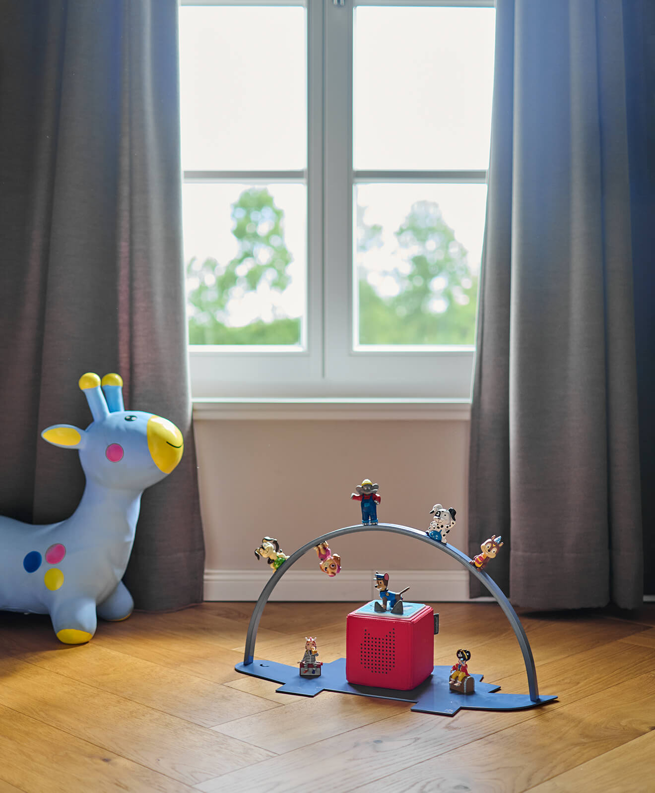 Moodbild vom Regal für die Toniebox und Toniefiguren Dino in Blau