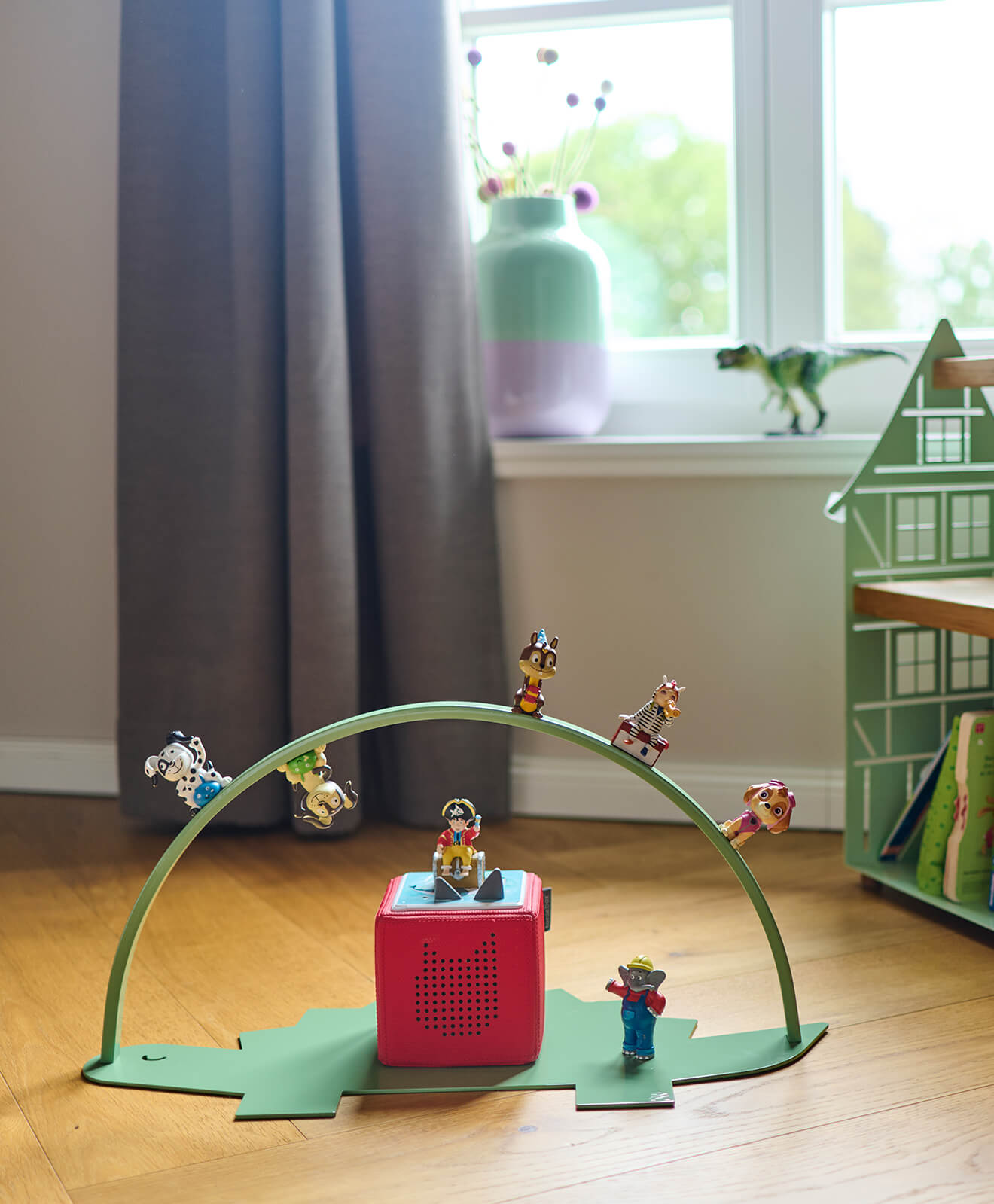 Moodbild vom Regal für die Toniebox und Toniefiguren Dino in Grün auf dem Boden im Kinderzimmer aufgestellt