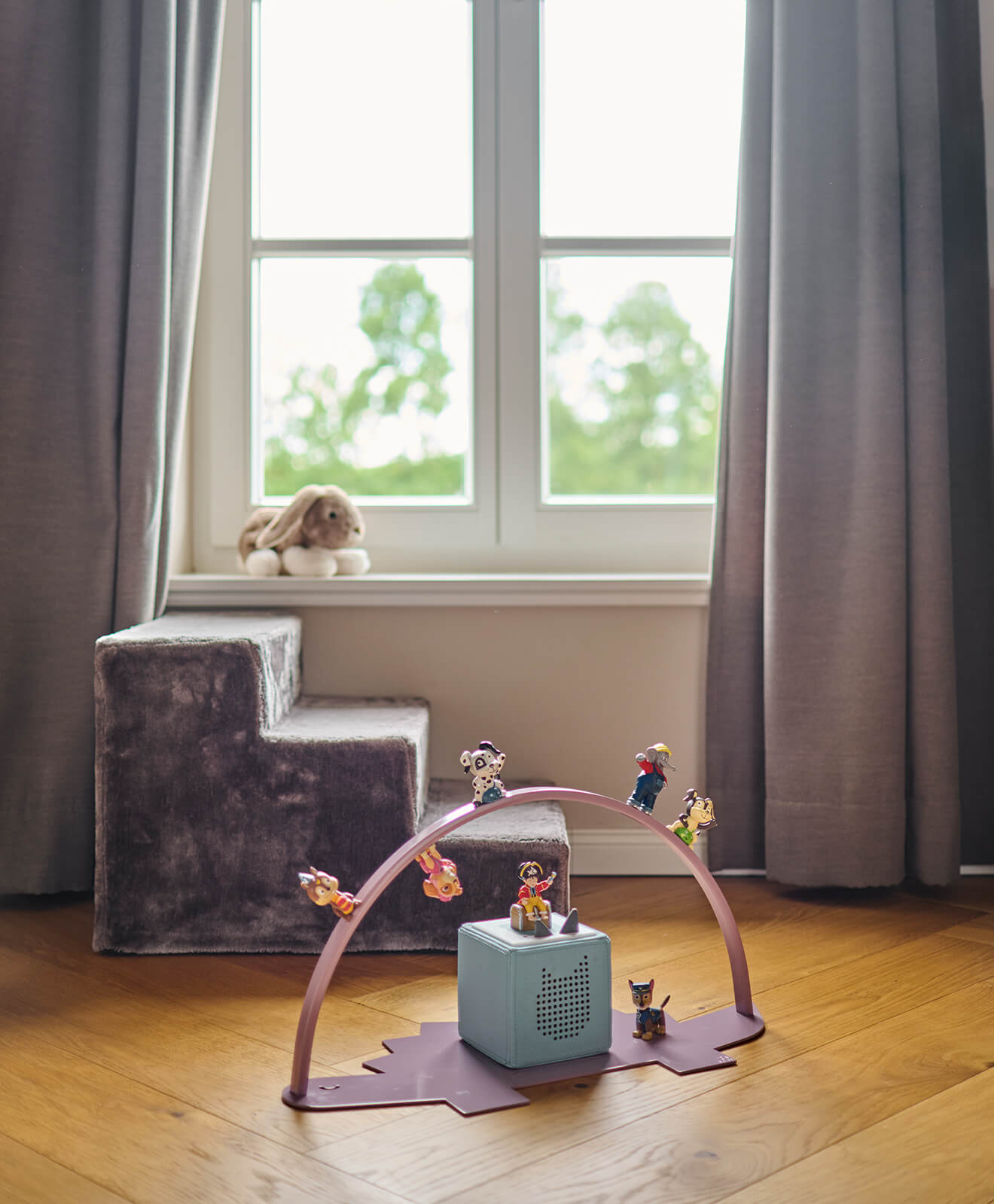 Moodbild vom Regal für die Toniebox und Toniefiguren Dino in Violett - auf dem Boden im Kinderzimmer aufgestellt