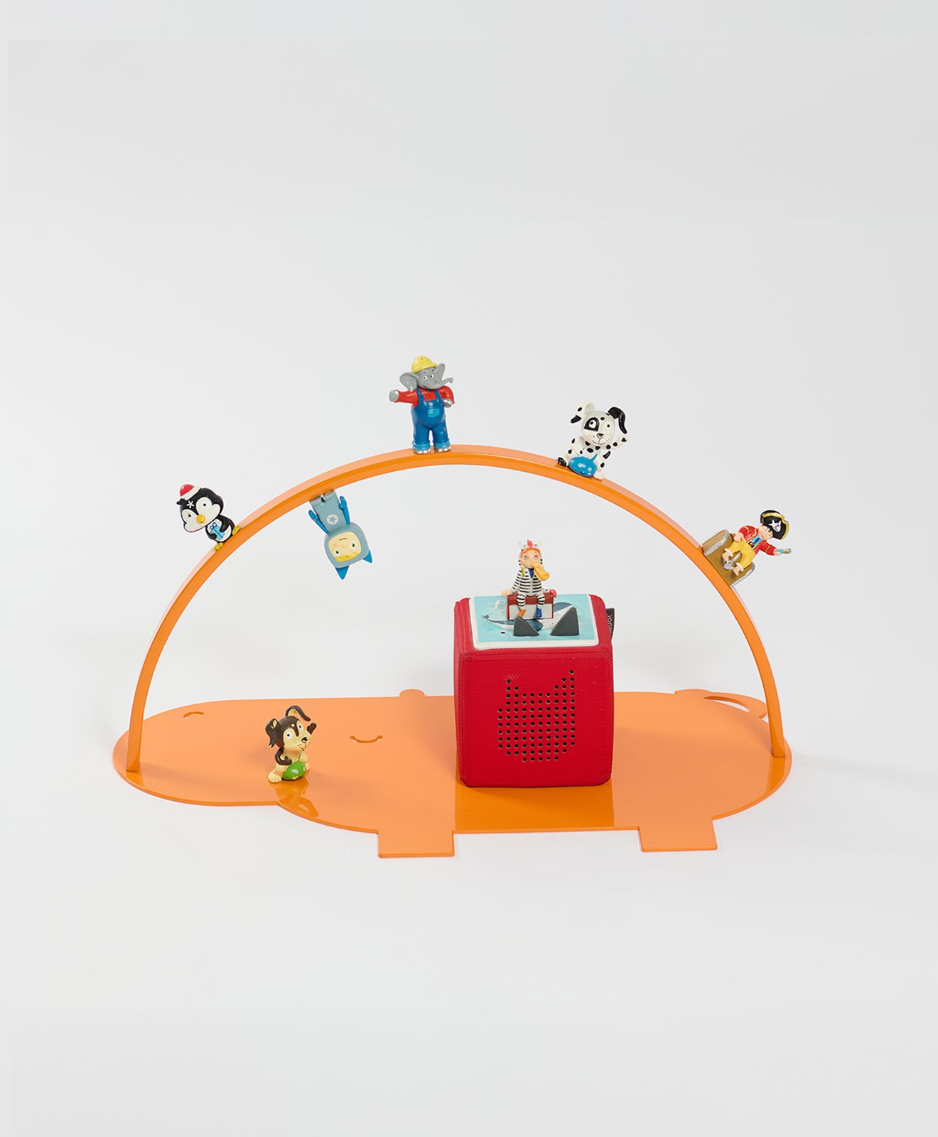 Produktbild vom Regal für die Toniebox und Toniefiguren Nilpferd in Orange mit Figuren und Musikbox auf weißem Hintergrund