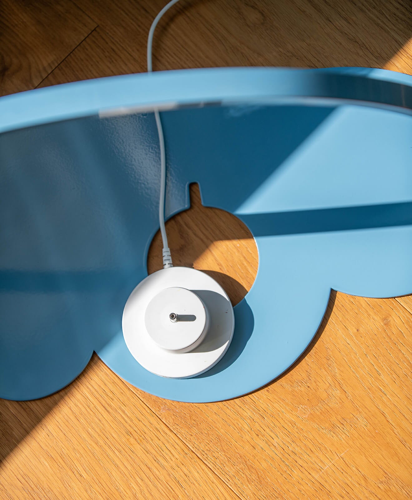 Tonieregal für die Toniebox und Figuren aus Metall in Blau hingestellt auf dem Boden im Kinderzimmer - Detailaufnahme Ladestation