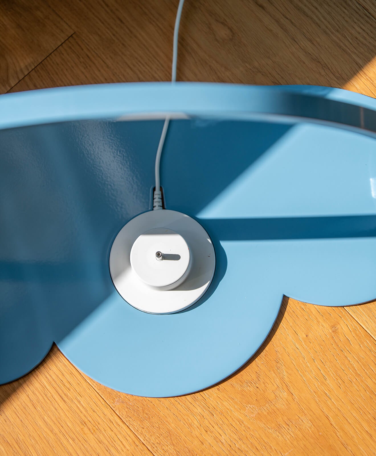 Tonieregal für die Toniebox und Figuren aus Metall in Blau hingestellt auf dem Boden im Kinderzimmer - Detailaufnahme Lagestation