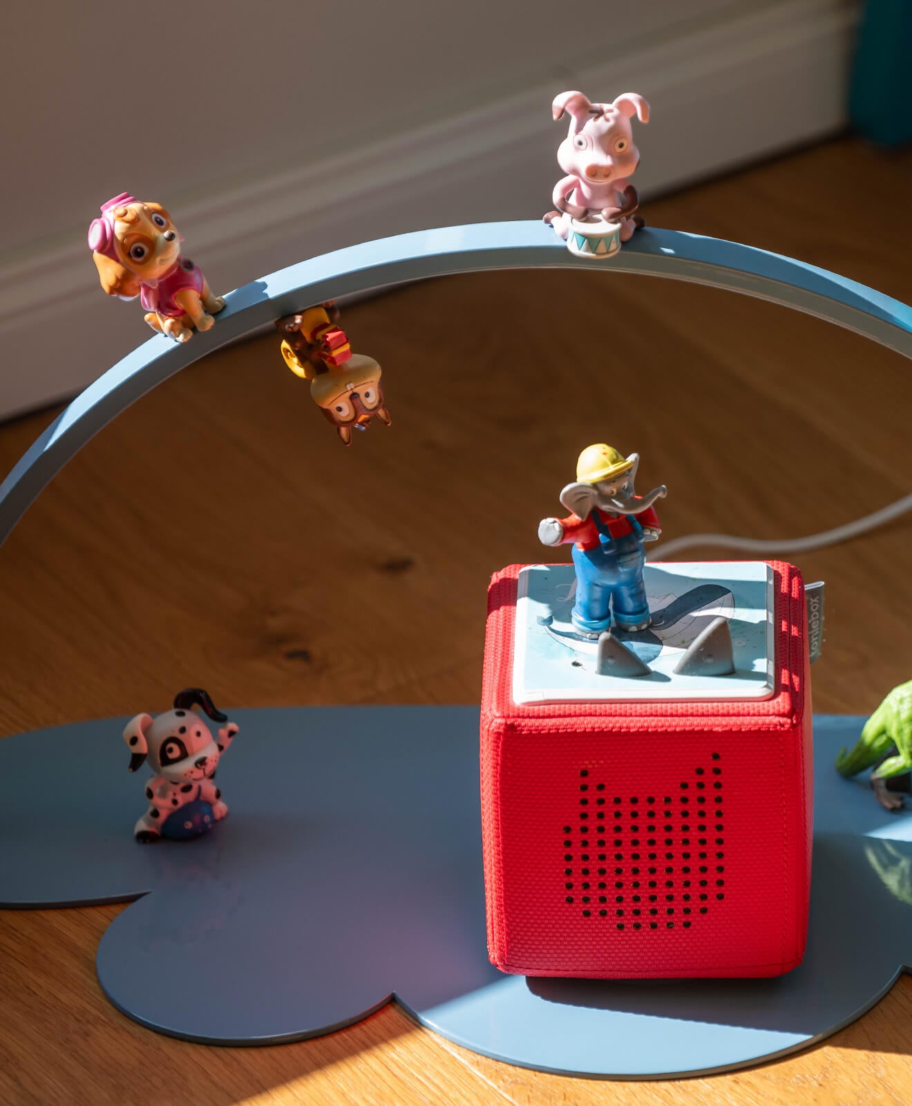 Tonieregal für die Toniebox und Figuren aus Metall in Blau hingestellt auf dem Boden im Kinderzimmer - Detailaufnahme