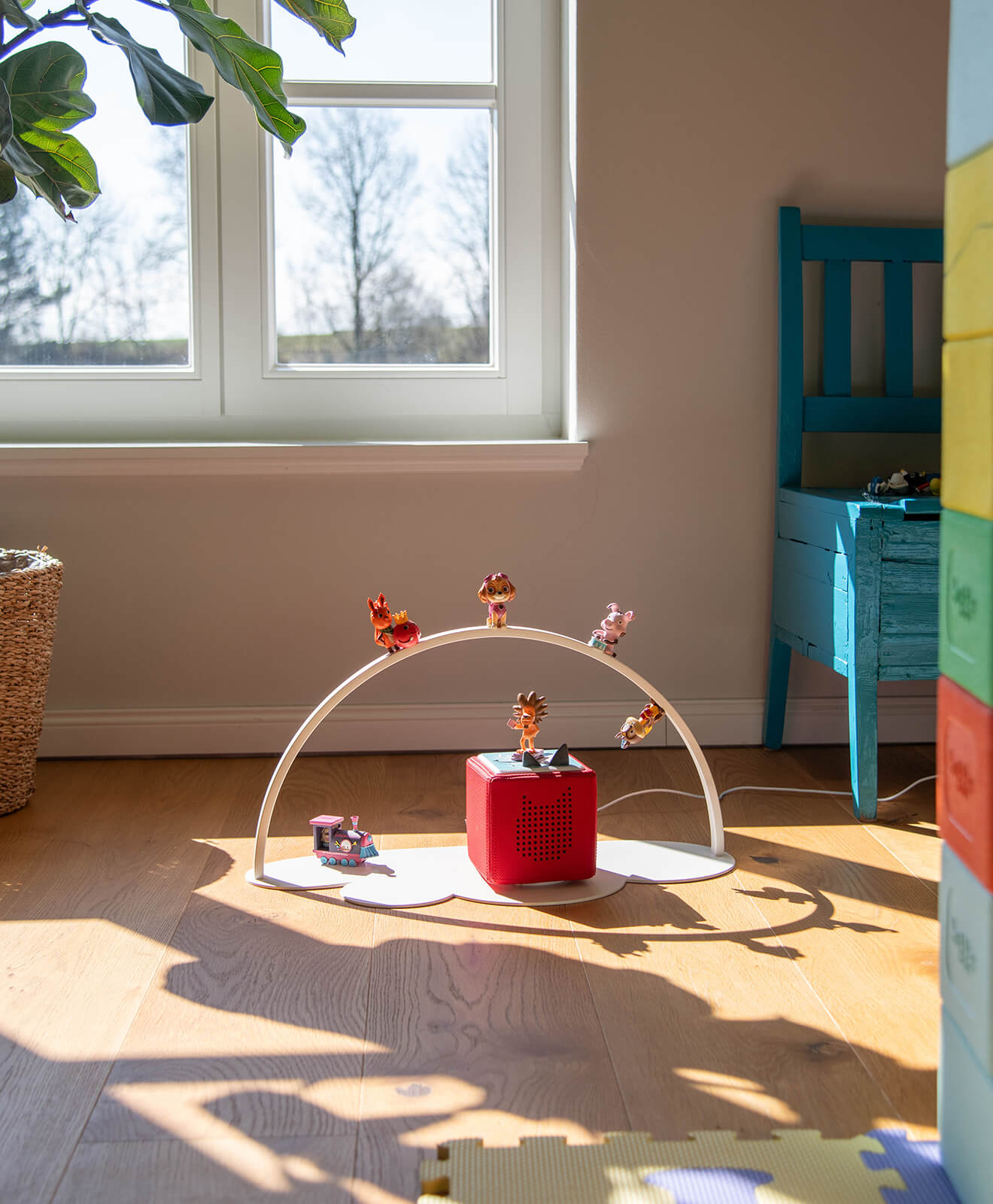 Tonieregal für die Toniebox und Figuren aus Metall in weiß hingestellt auf dem Boden im Kinderzimmer