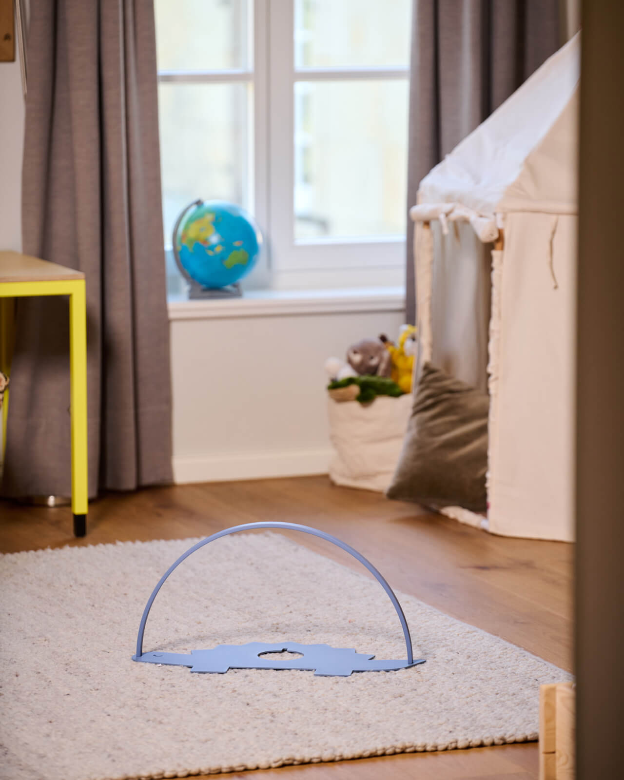Moodbild vom Regal für die Toniebox und Toniefiguren Dino in Blau - auf dem Boden im Kinderzimmer aufgestellt