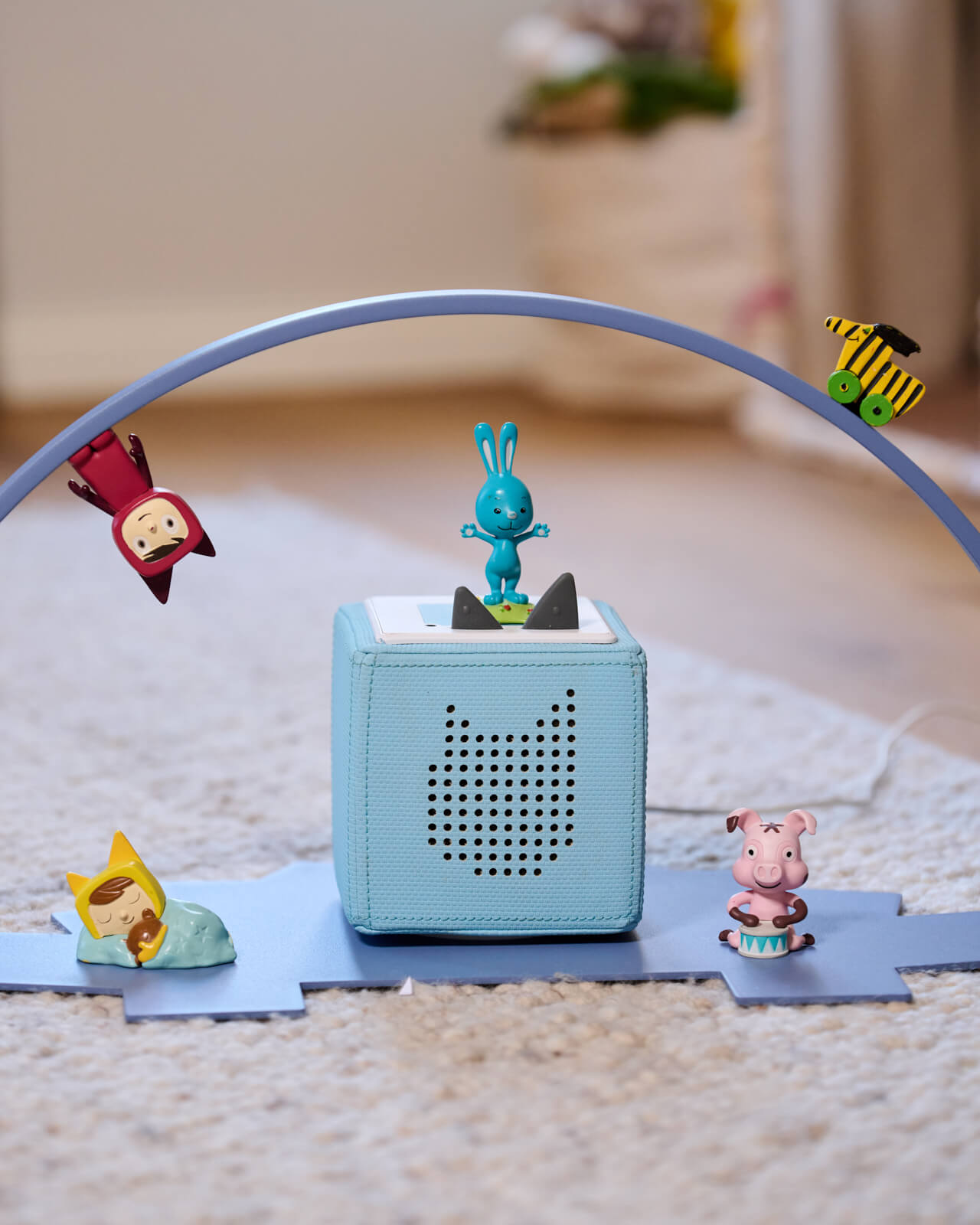 Moodbild vom Regal für die Toniebox und Toniefiguren Dino in Blau - auf dem Boden im Kinderzimmer aufgestellt