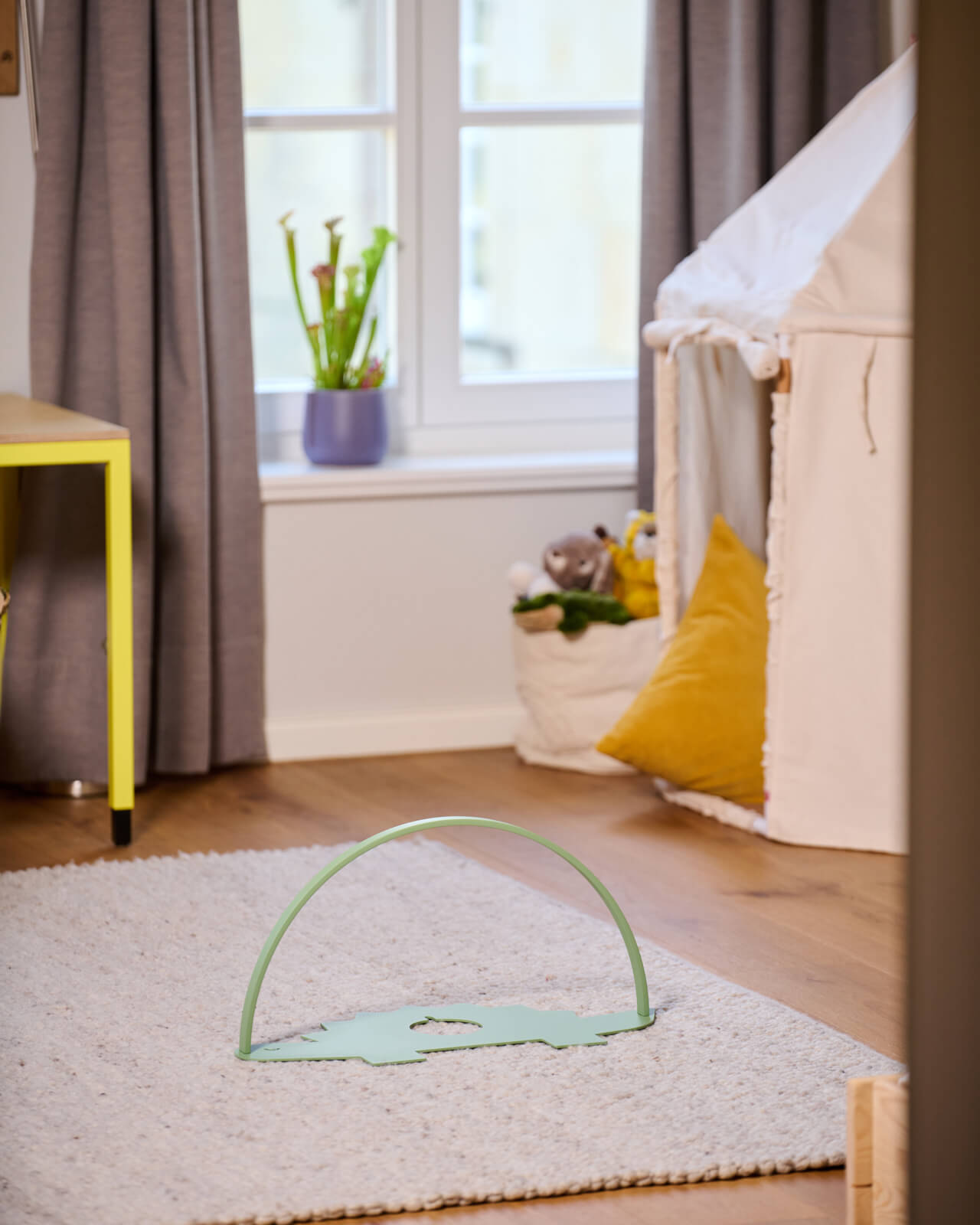 Moodbild vom Regal für die Toniebox und Toniefiguren Dino in Grün - auf dem Boden im Kinderzimmer aufgestellt
