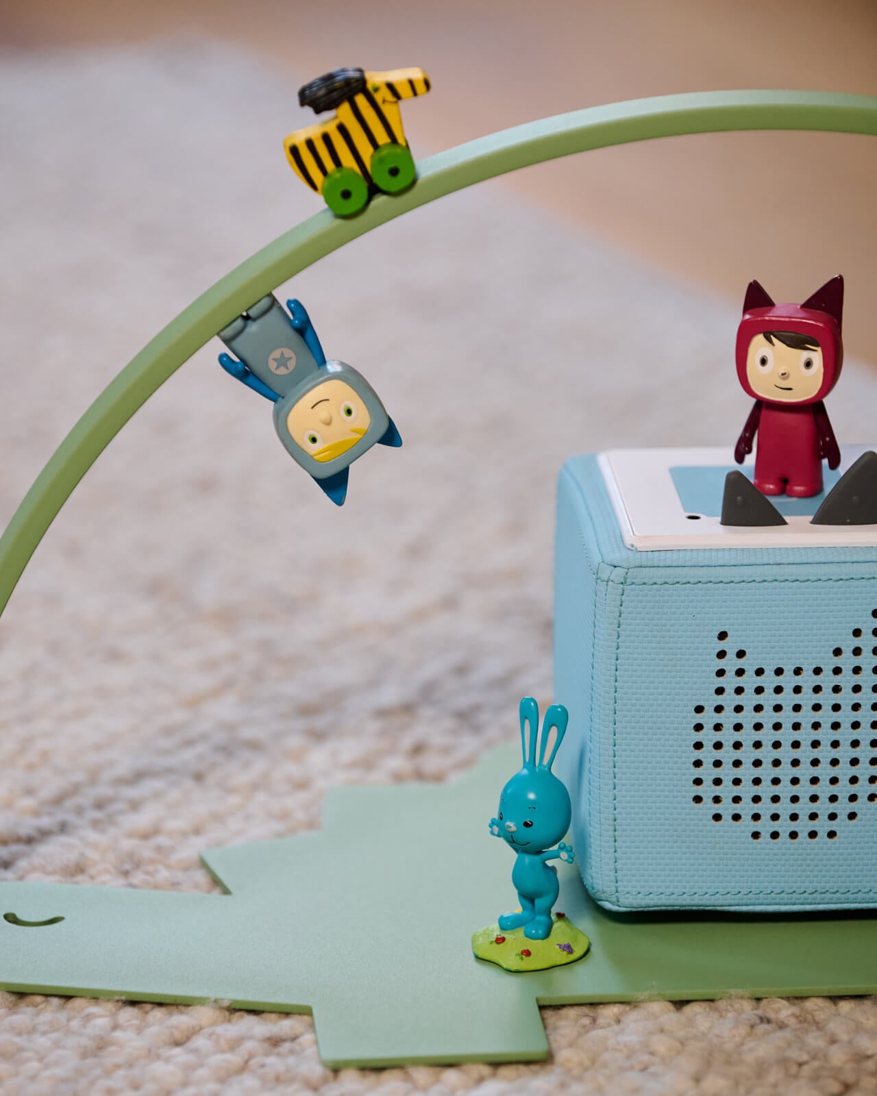 Moodbild vom Regal für die Toniebox und Toniefiguren Dino in Grün - auf dem Boden im Kinderzimmer aufgestellt