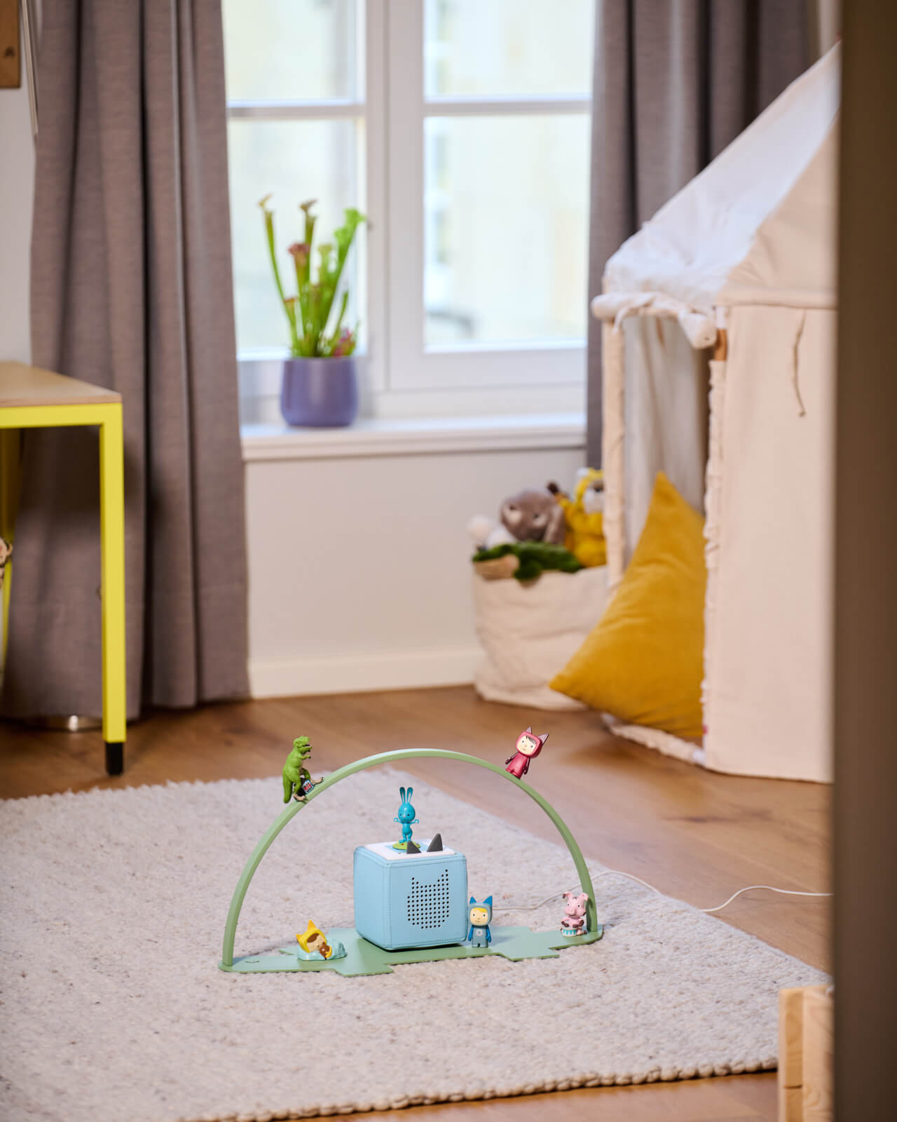 Moodbild vom Regal für die Toniebox und Toniefiguren Dino in Grün - auf dem Boden im Kinderzimmer aufgestellt