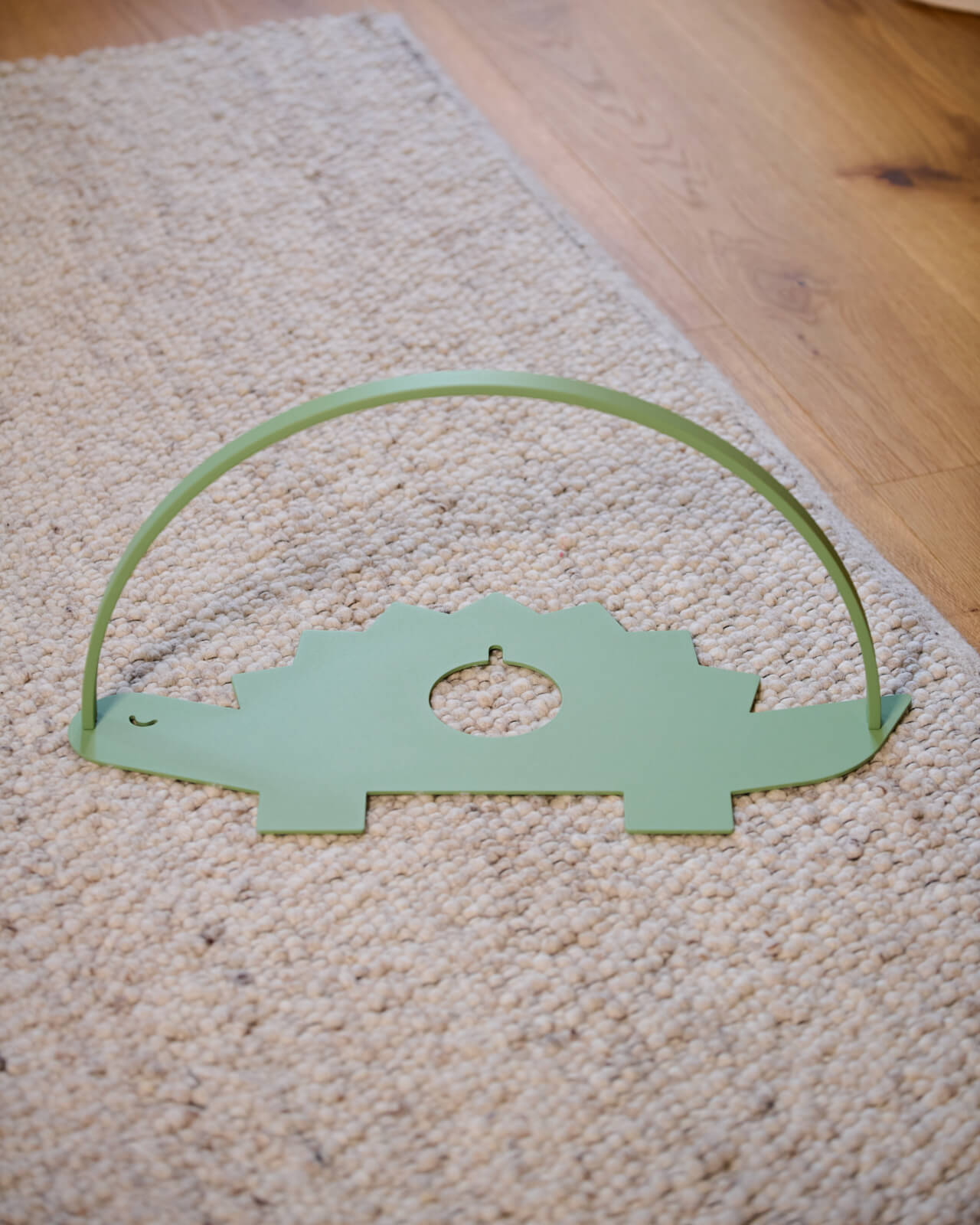 Moodbild vom Regal für die Toniebox und Toniefiguren Dino in Grün - auf dem Boden im Kinderzimmer aufgestellt