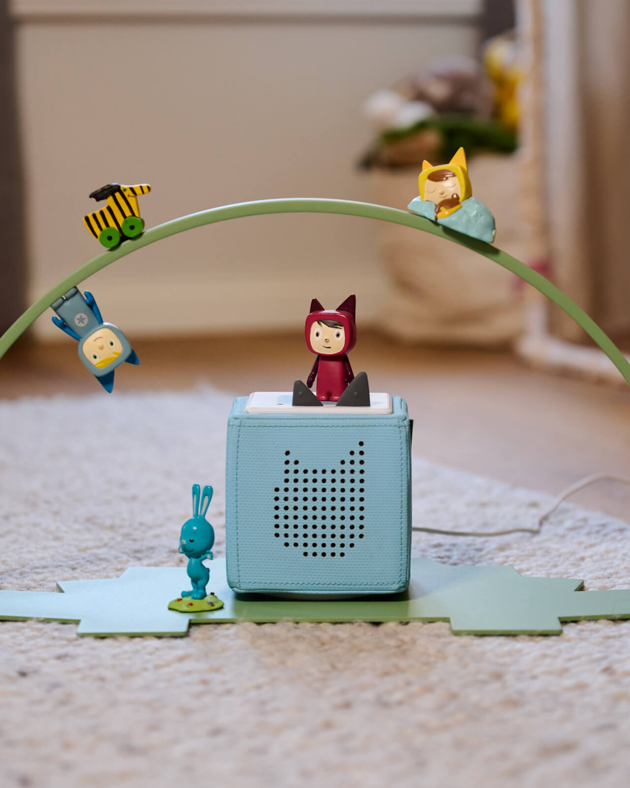 Moodbild vom Regal für die Toniebox und Toniefiguren Dino in Grün - auf dem Boden im Kinderzimmer aufgestellt