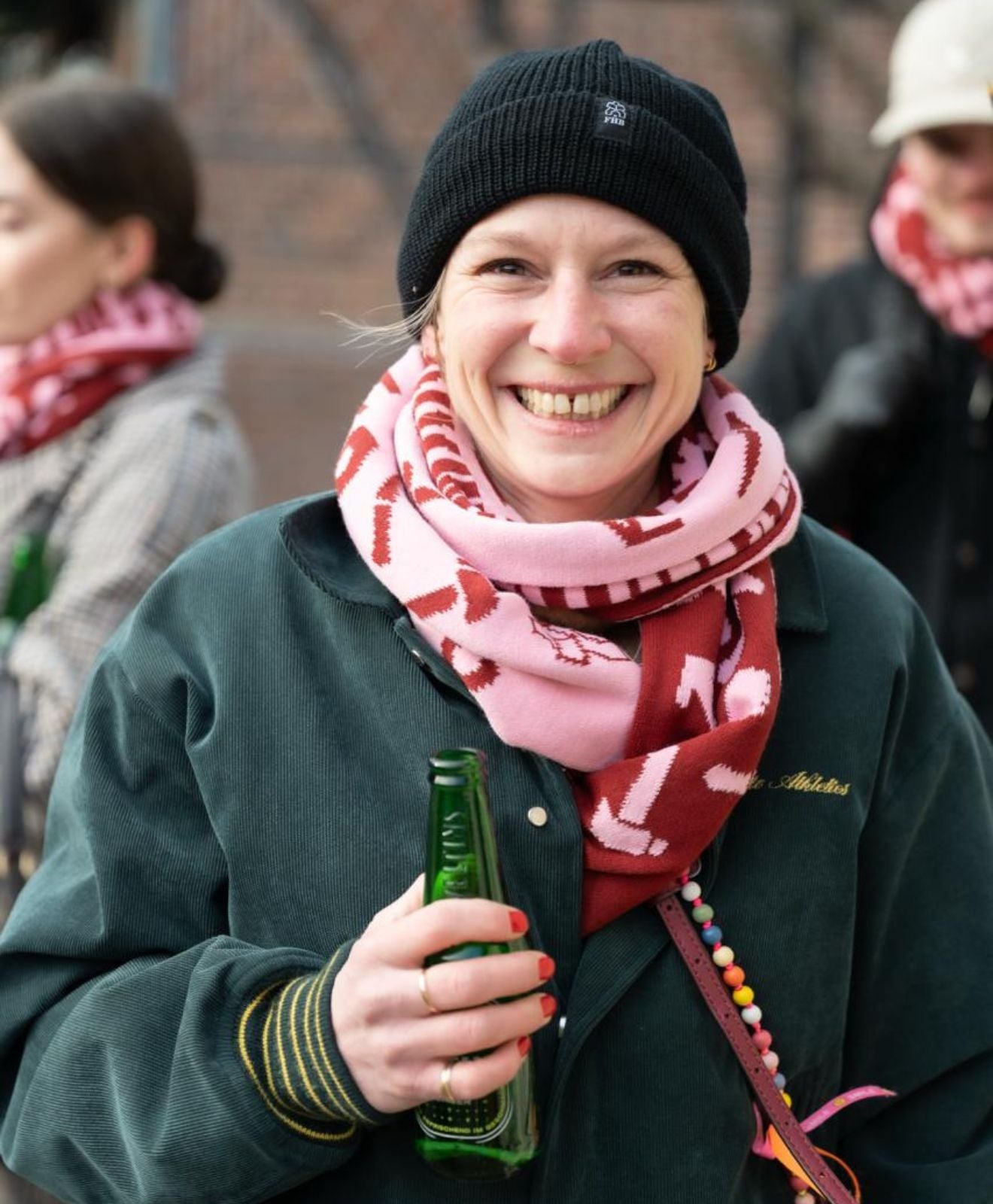 Mitarbeiterin von KAWENTSMANN, die den Jubiläumsschal trägt