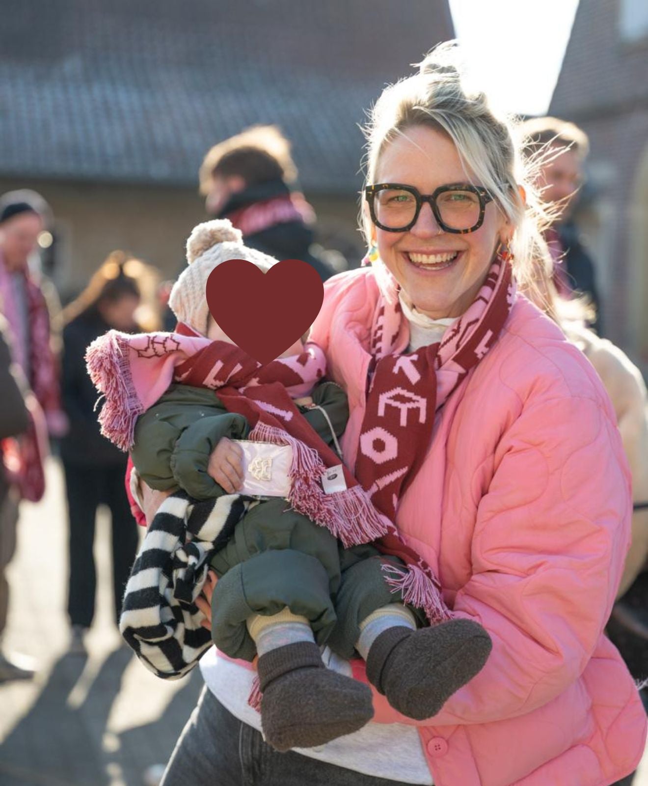 Geschäftsführerin von KAWENTSMANN Greta, die den Jubiläumsschal trägt
