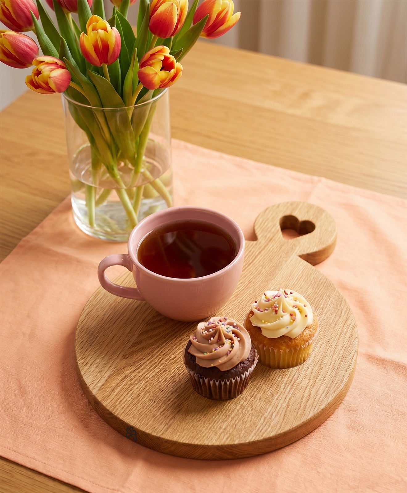 Schneidebrett aus Eichenholz HEIDI als Servierbrett mit Tee und Cupcakes