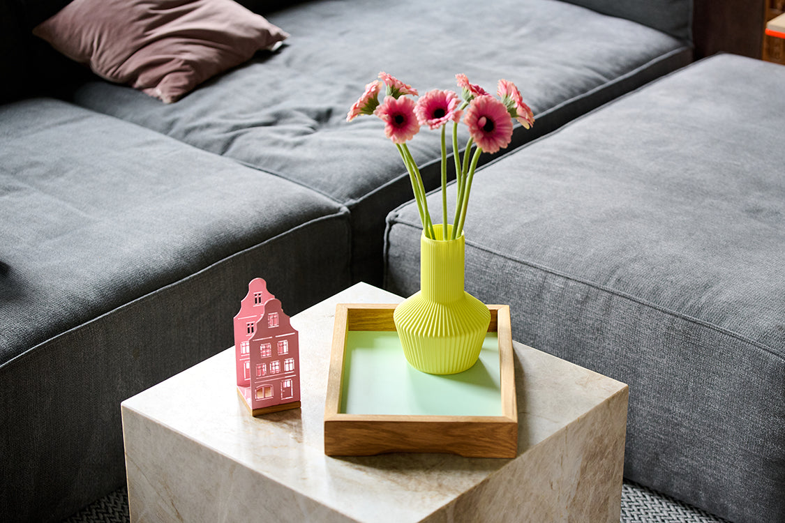 Holz-Tablett, Vase und Windlicht von KAWENTSMANN auf einem Couchtisch im Wohnzimmer als Shop the Look
