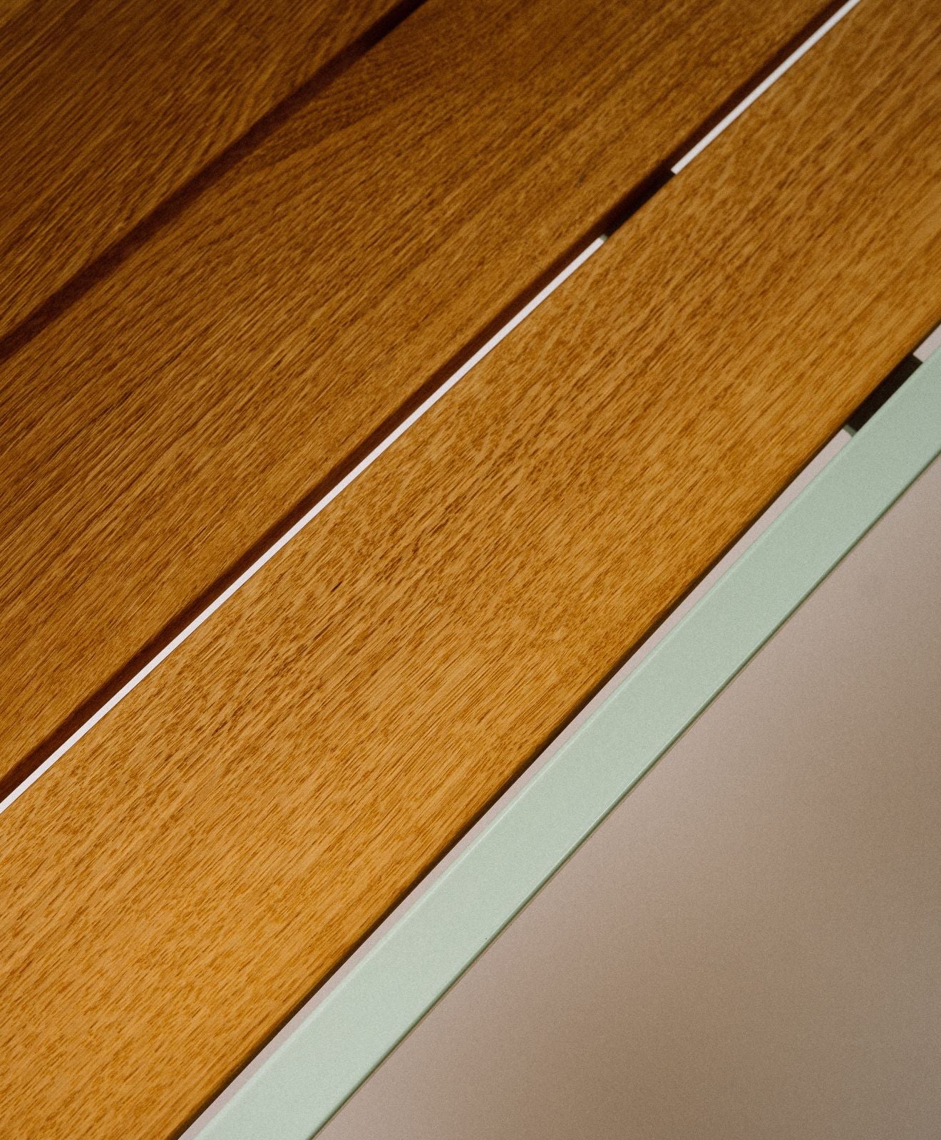 Sitzbank mit Lehne aus Holz & Stahl Patt von Kawentsmann - Detailaufnahme