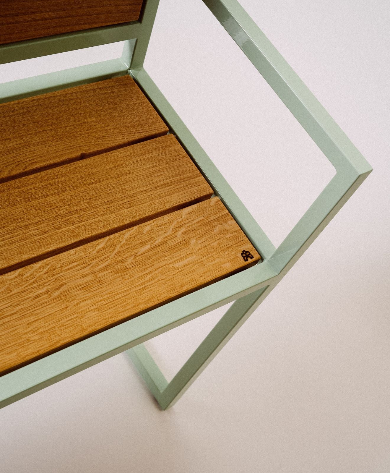 Sitzbank mit Lehne aus Holz & Stahl Patt von Kawentsmann - Detailaufnahme
