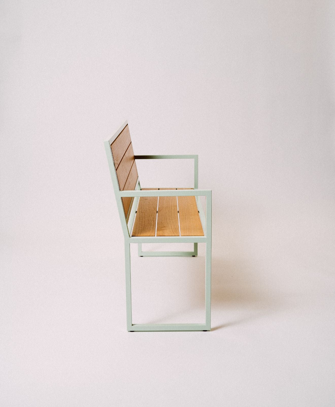 Sitzbank mit Lehne aus Holz & Stahl Patt von Kawentsmann sietliche Ansicht