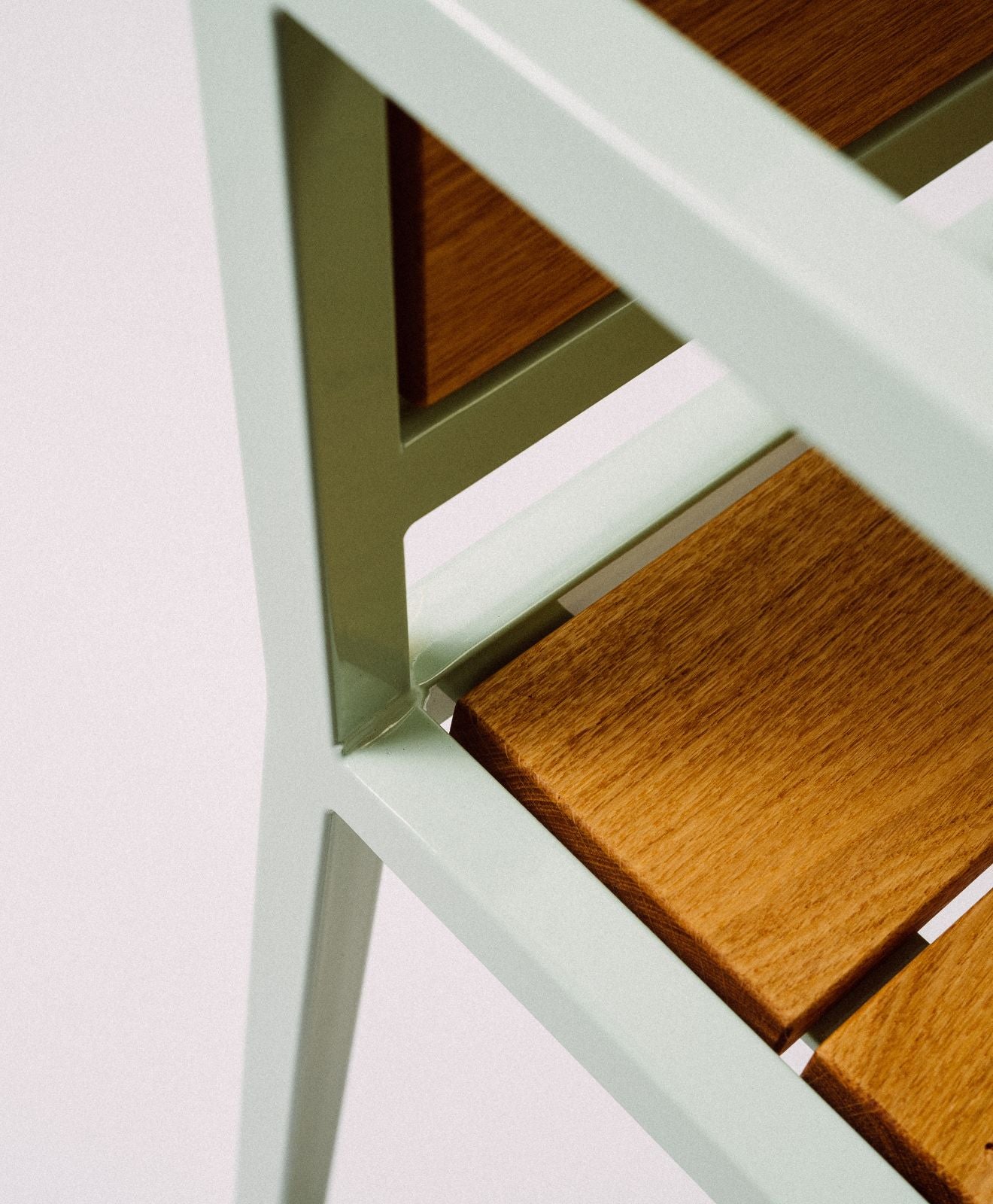 Sitzbank mit Lehne aus Holz & Stahl Patt von Kawentsmann - Detailaufnahme