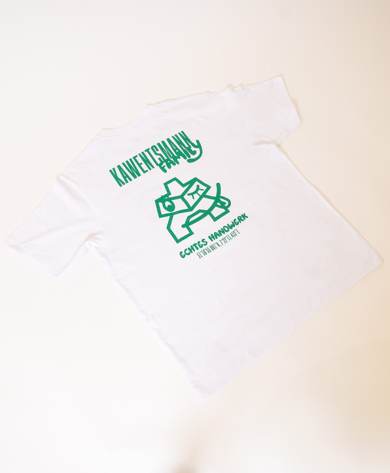 T-Shirt in Weiß Kawentsmann Logo in Grün Family