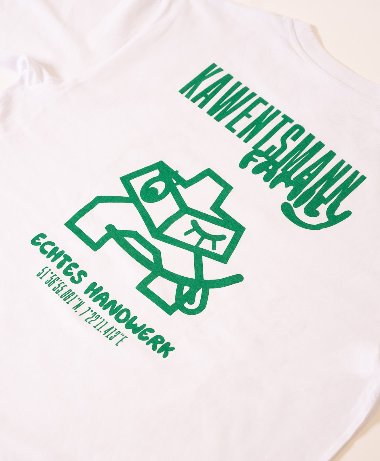T-Shirt in Weiß Kawentsmann Logo in Grün Family