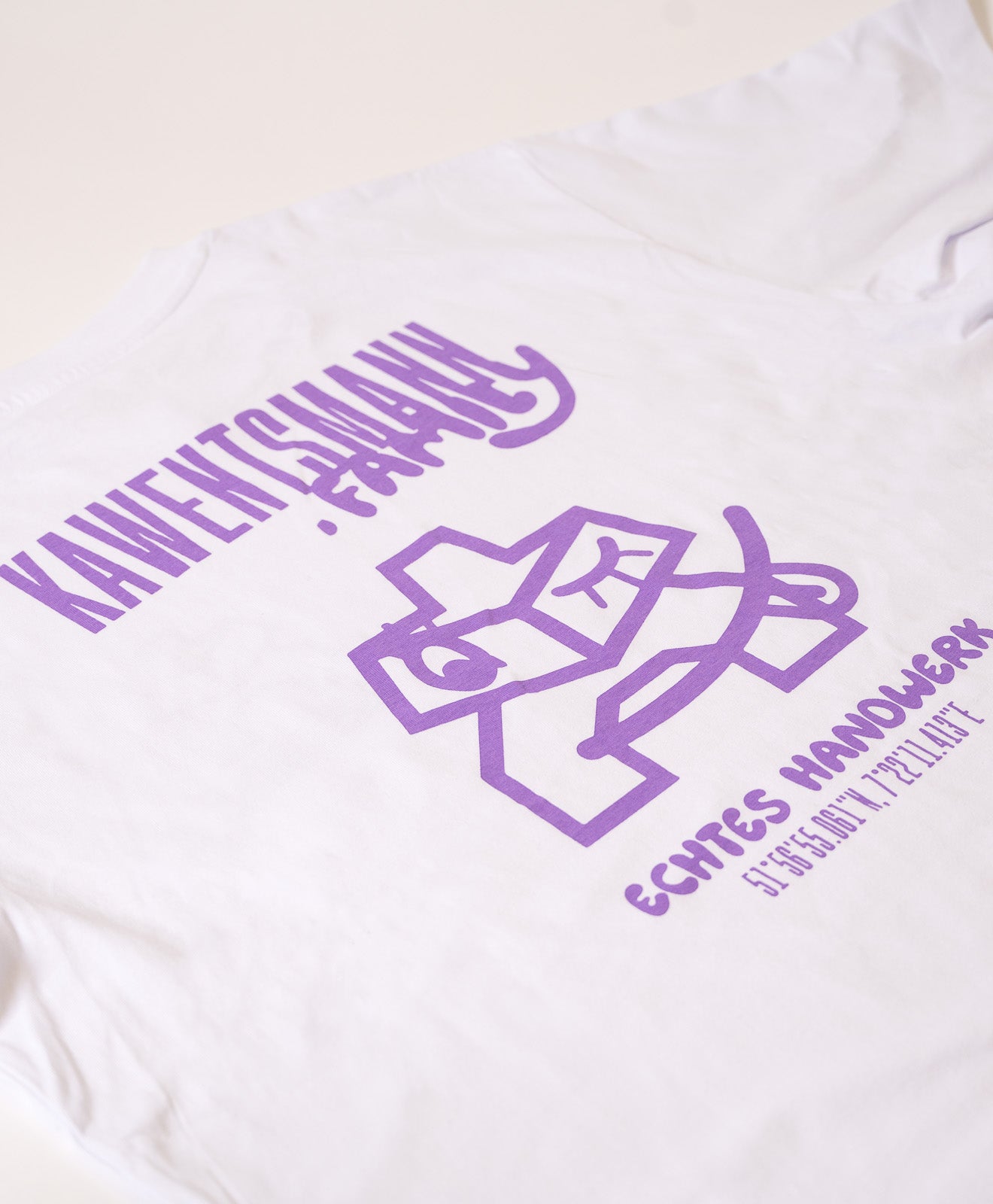 T-Shirt in Weiß Kawentsmann Logo in Lila Family