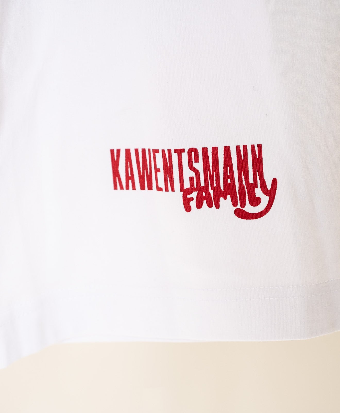 T-Shirt in Weiß Kawentsmann Logo in Rot Family