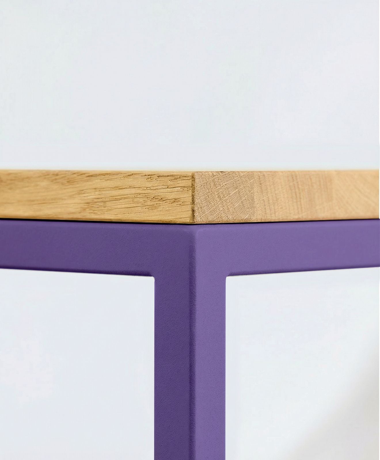 Detailaufnahme eines Tisches / einer Bank in Blauviolett Feinstruktur