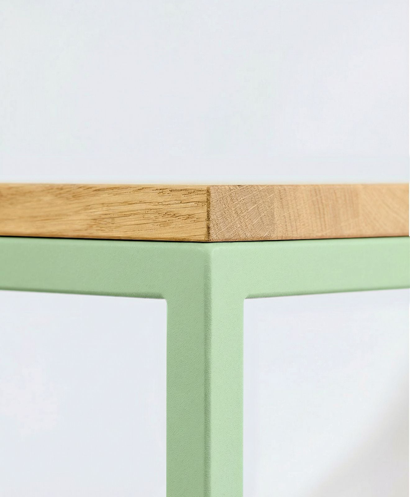 Detailaufnahme eines Tisches / einer Bank in Weißgrün Feinstruktur